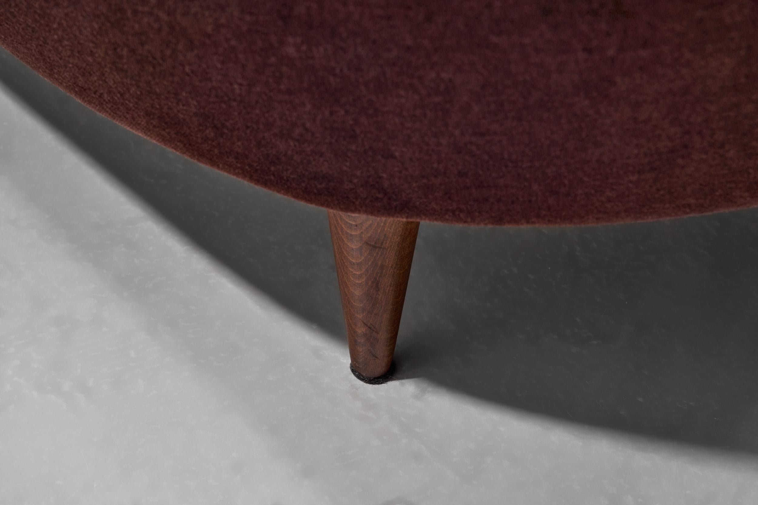 Zweisitziges italienisches Sofa der Jahrhundertmitte, Italien um 1950 im Angebot 10