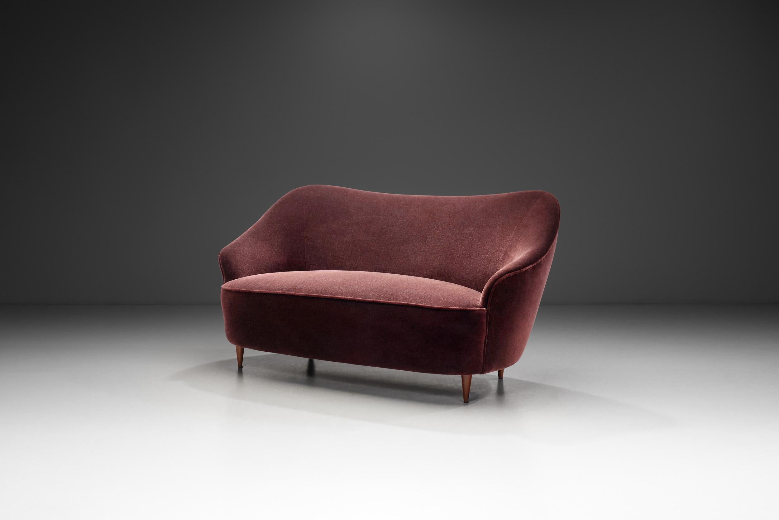Das Design der Jahrhundertmitte zeichnet sich durch klare, einfache Linien, eine ehrliche Verwendung von Materialien und das Fehlen unnötiger dekorativer Verzierungen aus. Die italienischen Designer der Jahrhundertmitte verbanden traditionelle