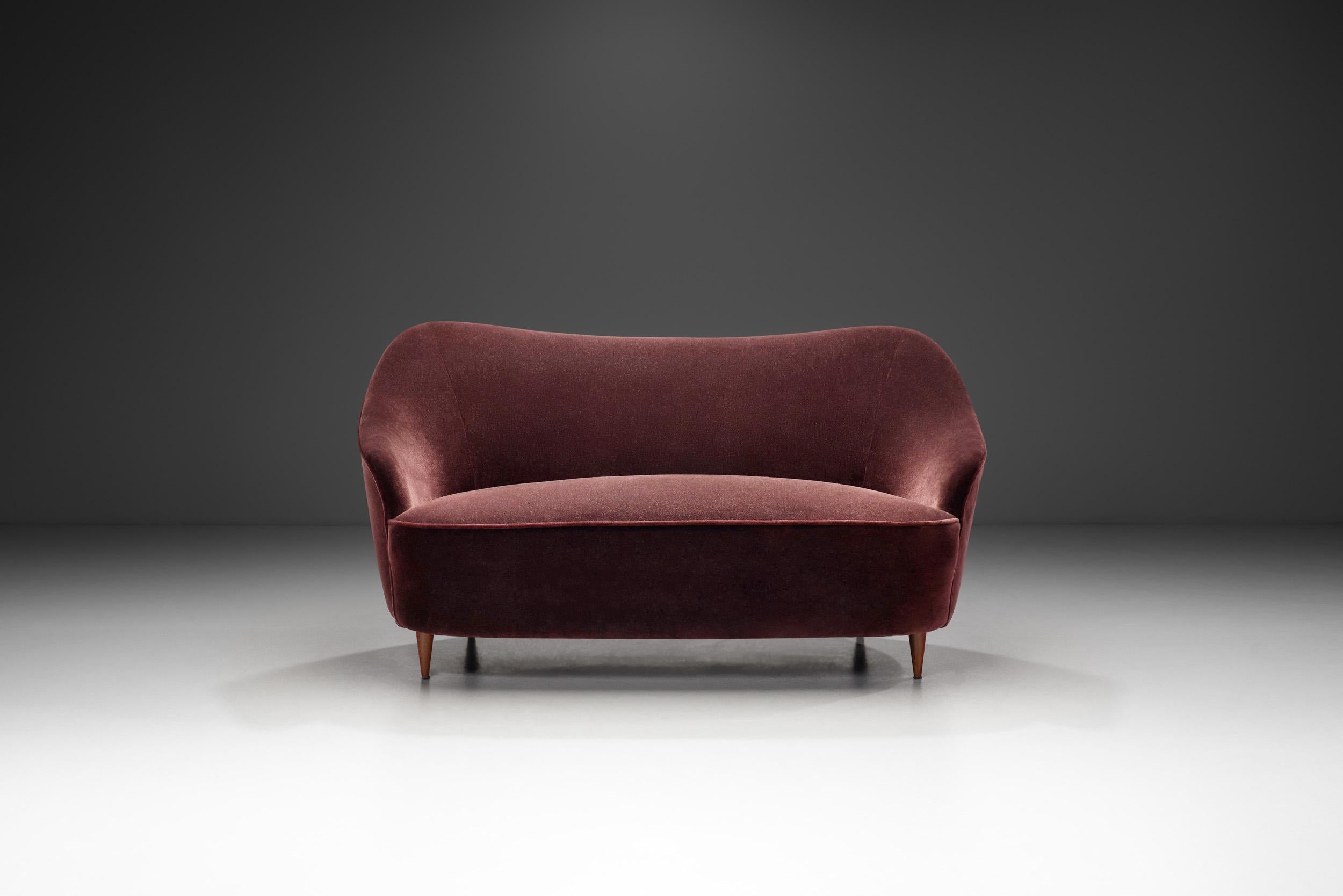 Zweisitziges italienisches Sofa der Jahrhundertmitte, Italien um 1950 (Moderne der Mitte des Jahrhunderts) im Angebot