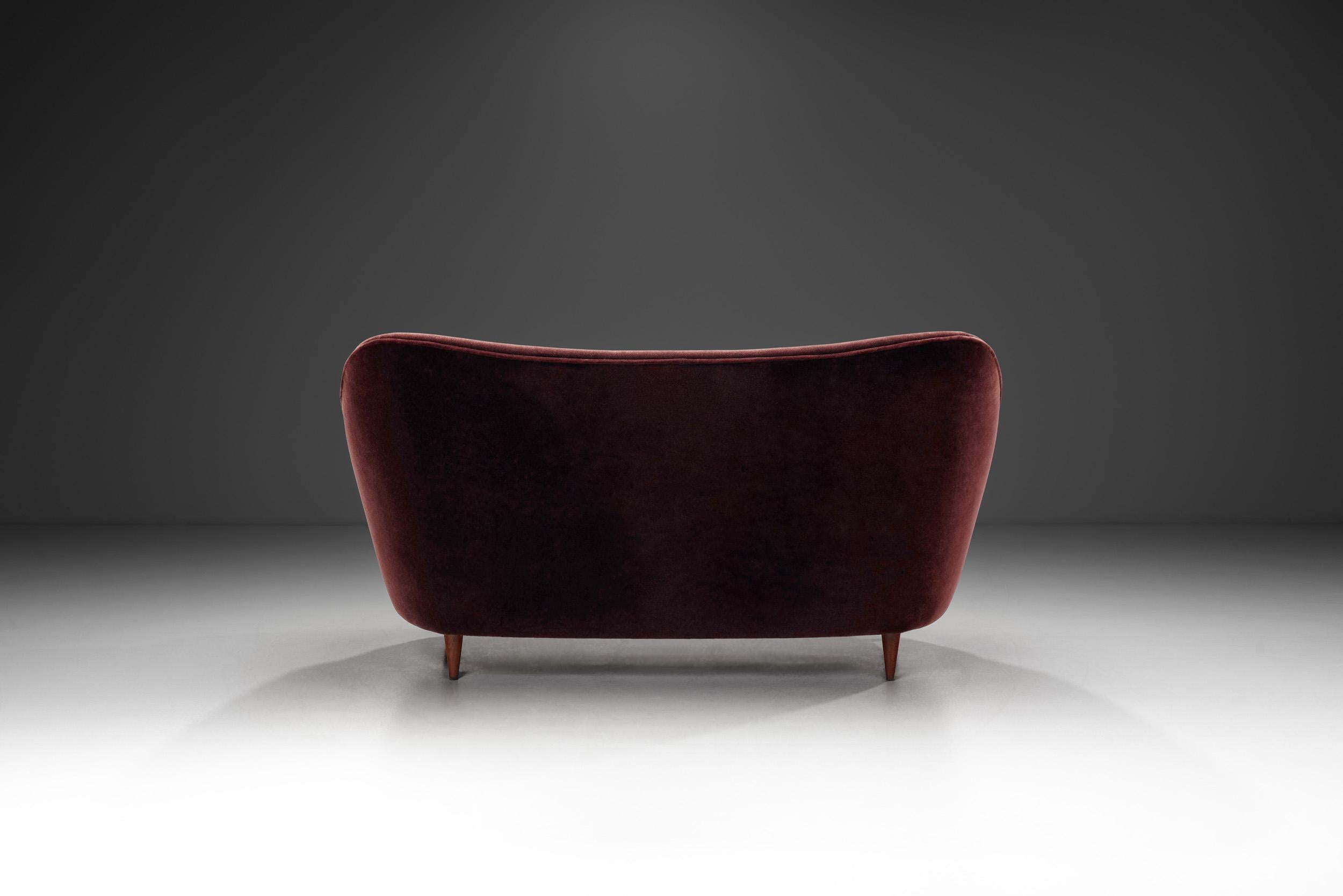 Zweisitziges italienisches Sofa der Jahrhundertmitte, Italien um 1950 (Italienisch) im Angebot