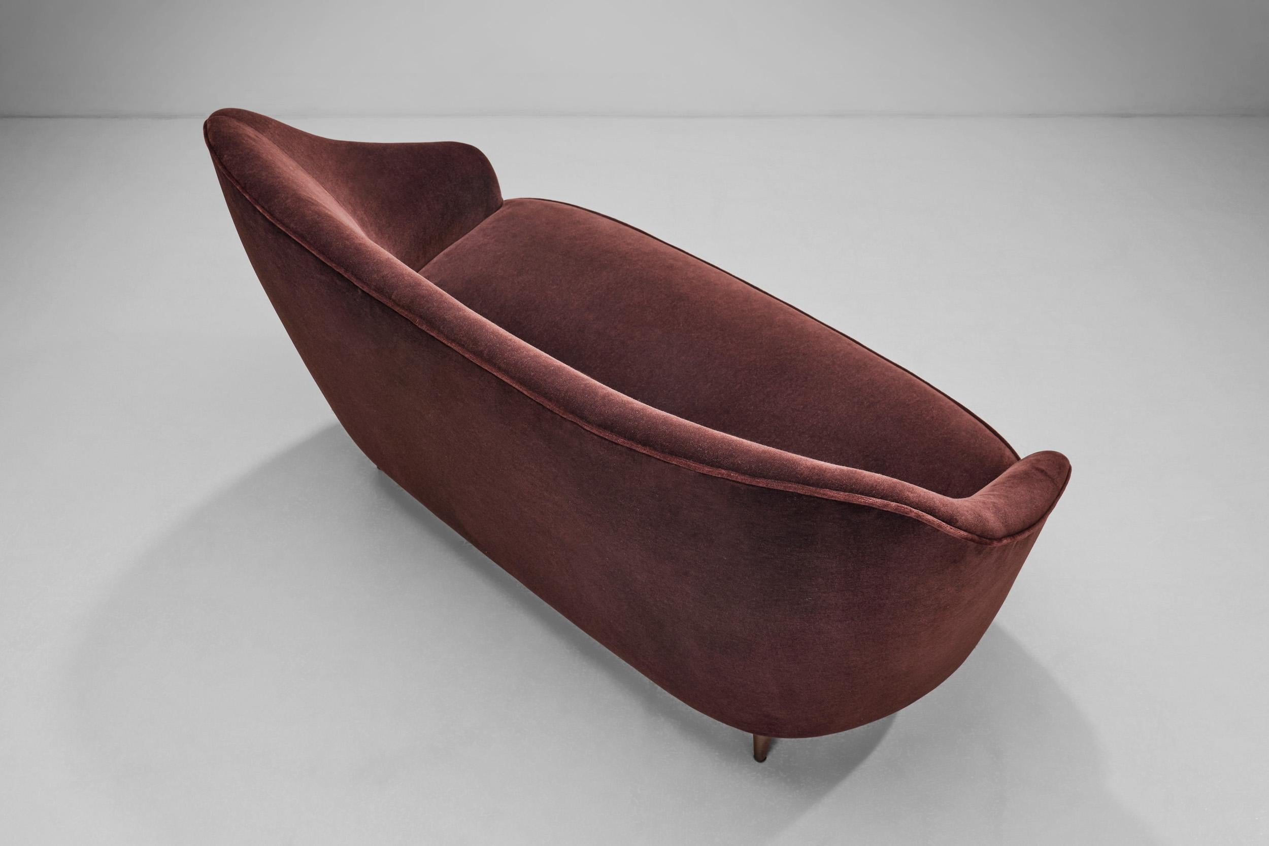 Zweisitziges italienisches Sofa der Jahrhundertmitte, Italien um 1950 (20. Jahrhundert) im Angebot