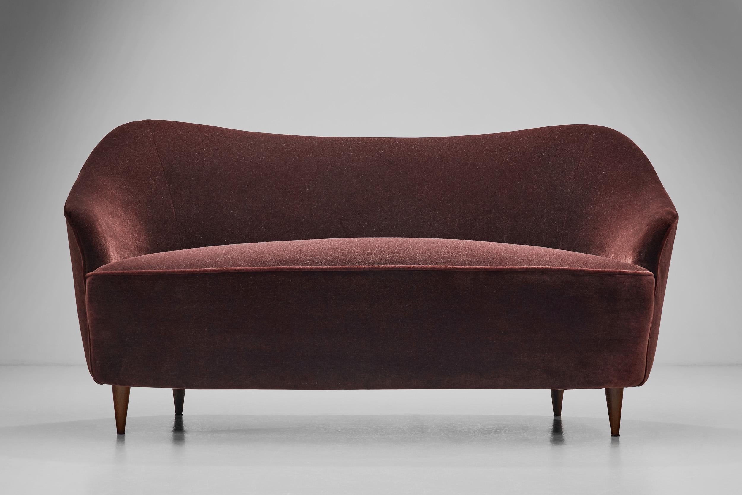 Zweisitziges italienisches Sofa der Jahrhundertmitte, Italien um 1950 (Stoff) im Angebot