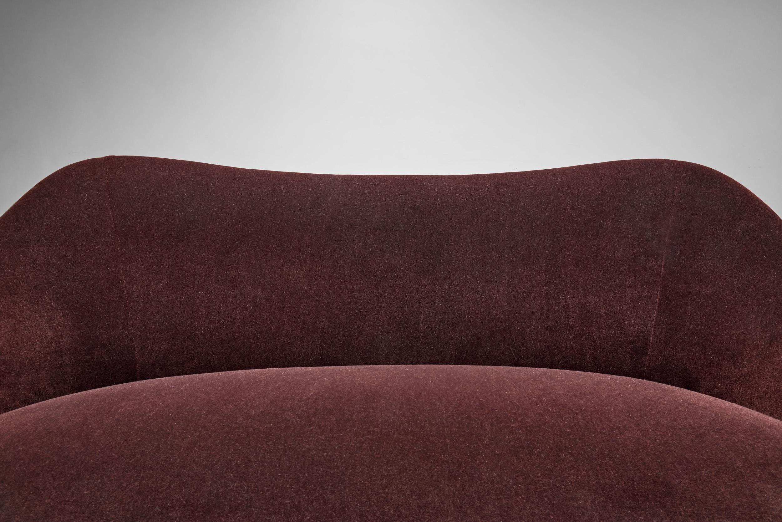 Zweisitziges italienisches Sofa der Jahrhundertmitte, Italien um 1950 im Angebot 1