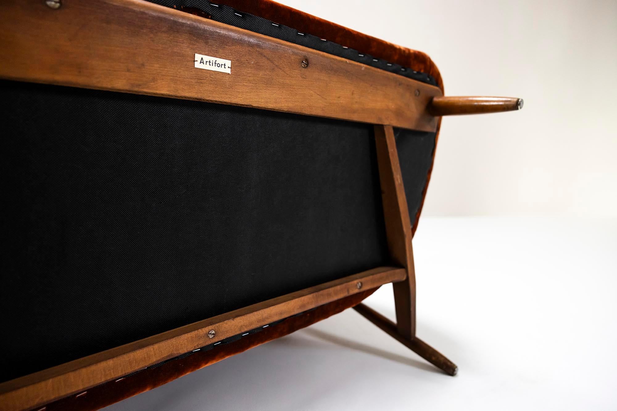 Le modèle 115 de Theo Ruth pour Artifort est un exemple raffiné du design néerlandais du milieu du siècle dernier. En mettant l'accent sur la forme organique et le confort, ce deux places associe une élégance sculpturale à une expérience d'assise