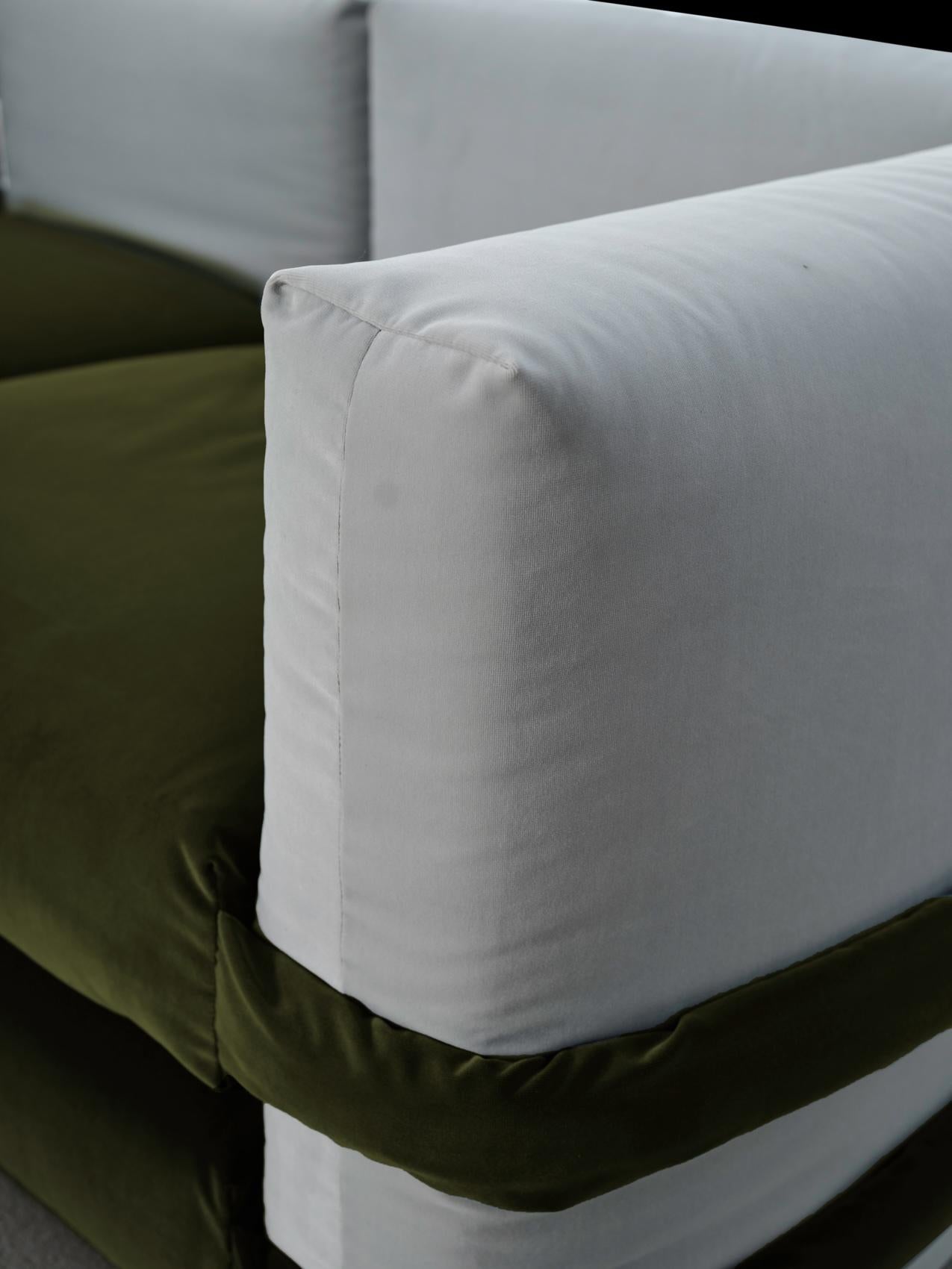 Le canapé Pillow est conçu par Muller Van Severen et présenté par BD. Ce canapé a été amélioré dans un nouveau système ludique et modulaire. Les coussins indépendants sont nets et richement colorés, parfaits pour être assemblés afin de créer une