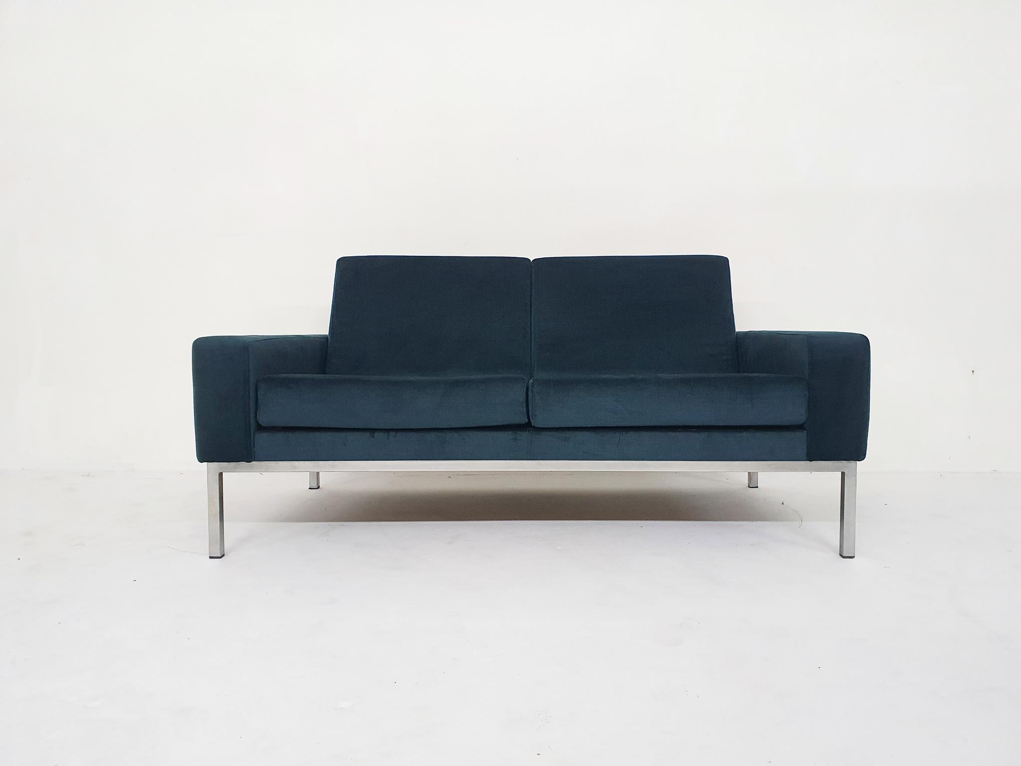 Modernes Zweisitzer-Sofa aus der Jahrhundertmitte auf einem Metallgestell, mit neuem petrolgrünem Samtbezug und neuer Füllung.
Wir glauben, dass das Sofa von Gelderland in den 1950er Jahren hergestellt wurde.