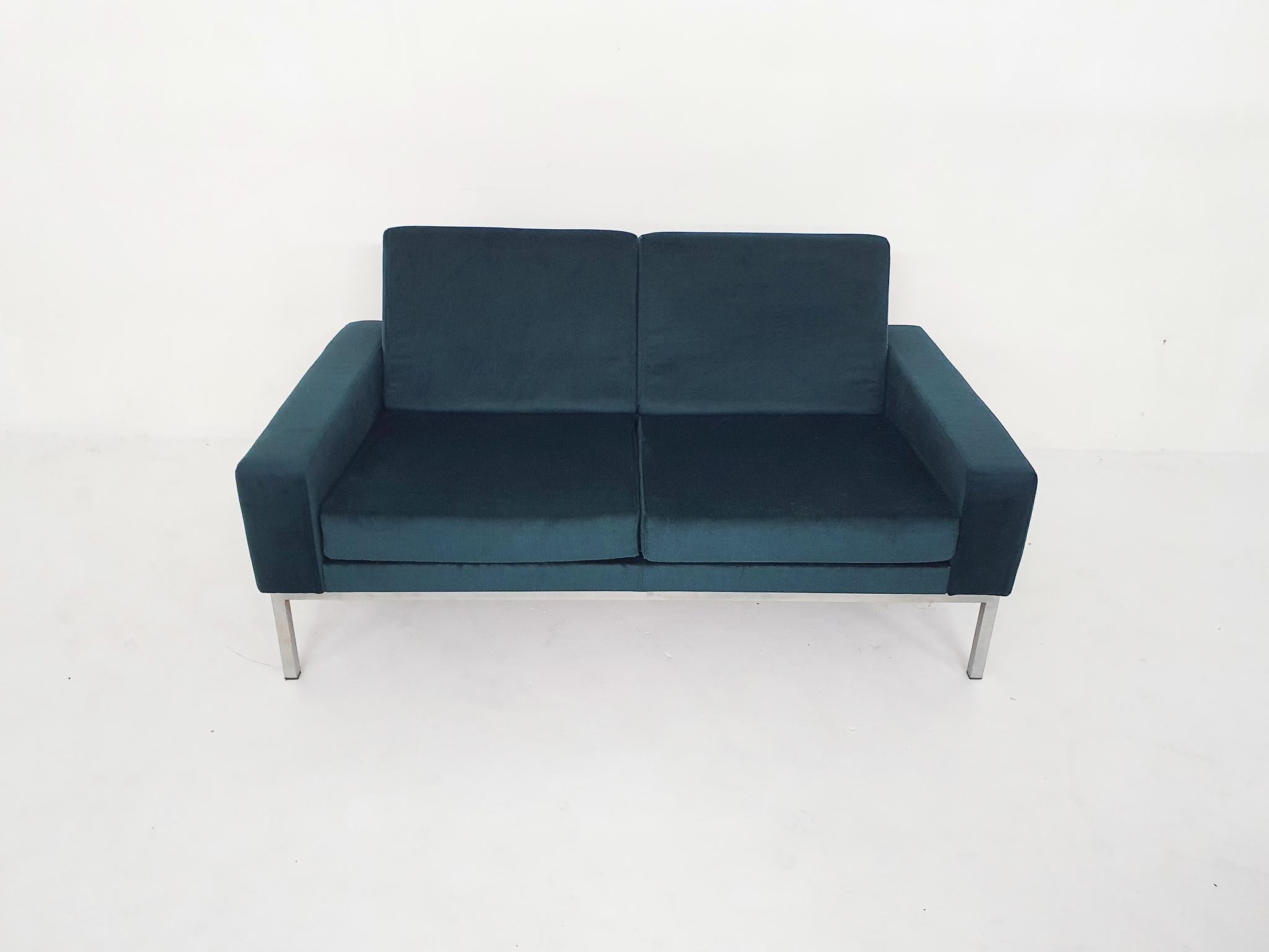 Zweisitzer-Sofa mit Attrb zu Gelderland, Niederlande, 1950er Jahre (Moderne der Mitte des Jahrhunderts) im Angebot
