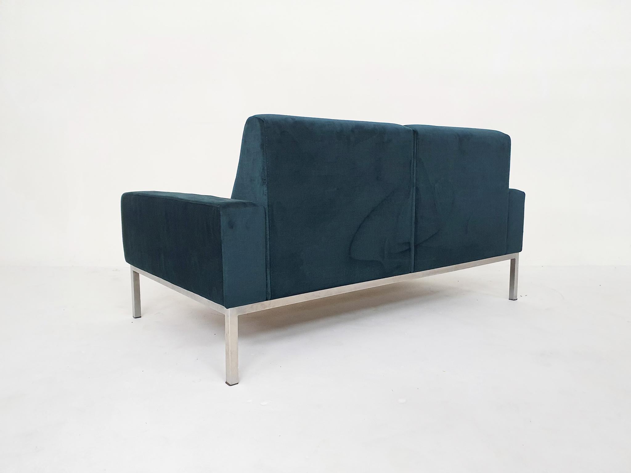 Zweisitzer-Sofa mit Attrb zu Gelderland, Niederlande, 1950er Jahre (Metall) im Angebot