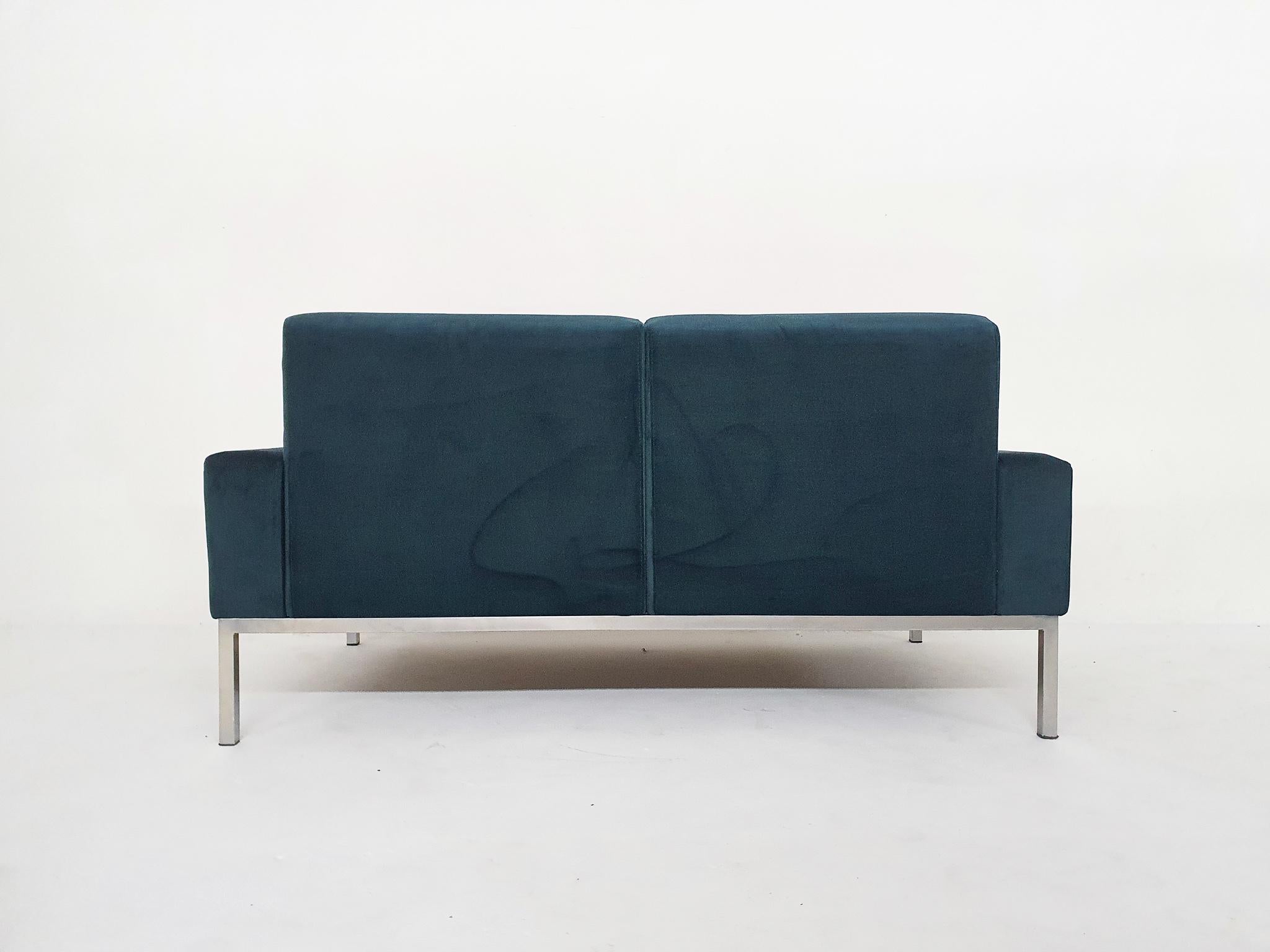 Zweisitzer-Sofa mit Attrb zu Gelderland, Niederlande, 1950er Jahre im Angebot 1
