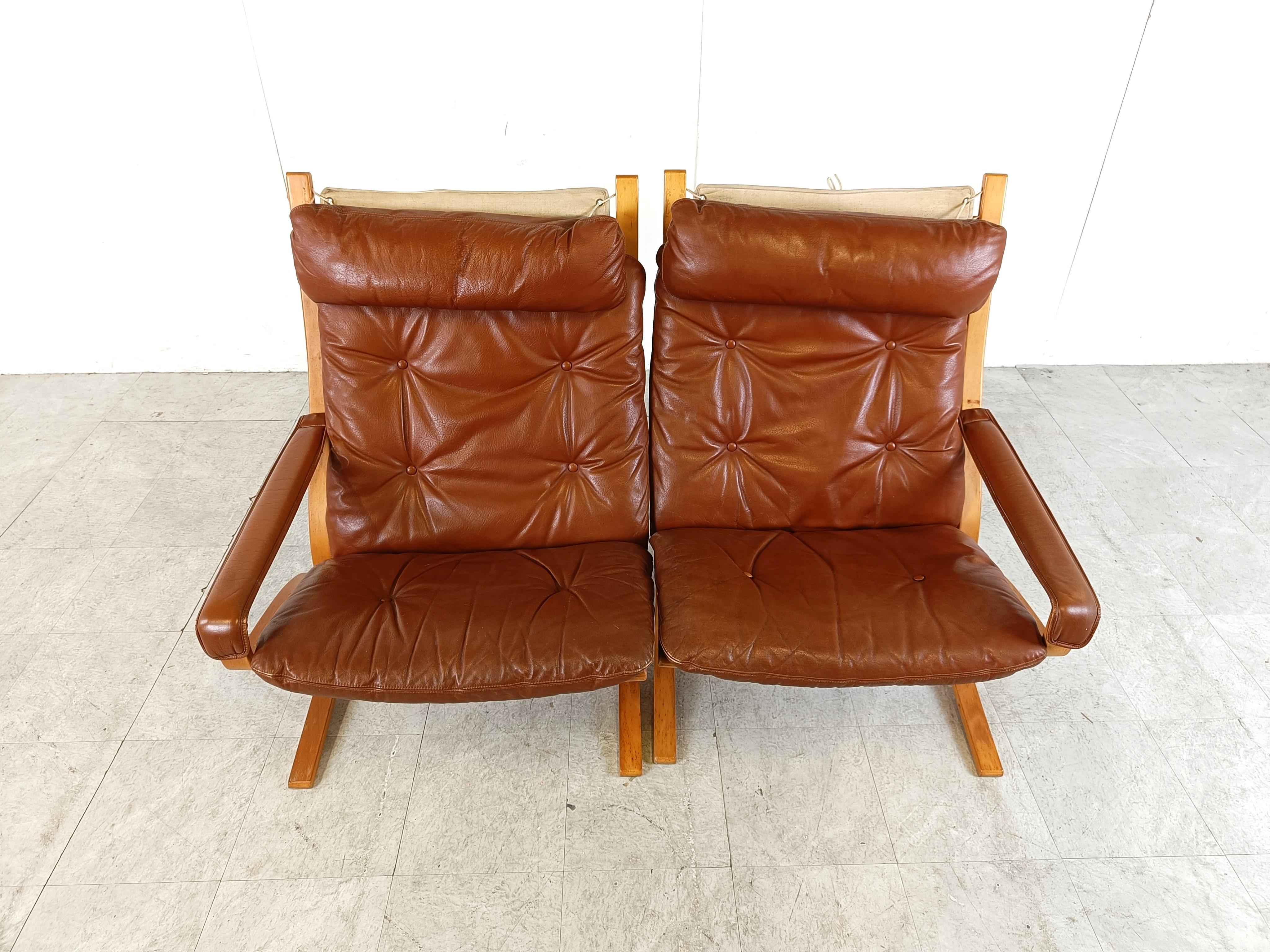 Rare two seater bench designed by Ingmar Relling for Westnofa.

It consists of two armchairs put toghether to create this rare bench. 

Beautiful camel leather with a black wooden frame.

Very good condition

Will be disassembled for