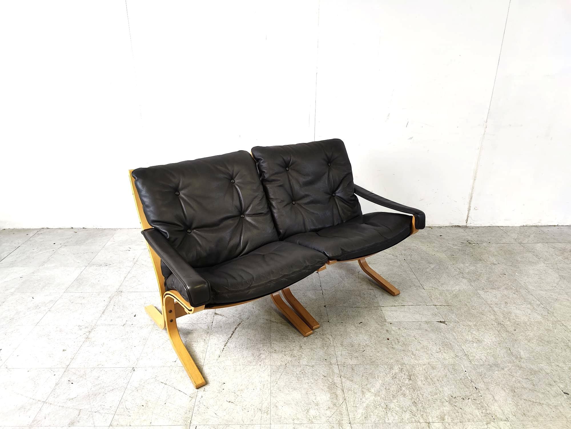 Rare two seater bench designed by Ingmar Relling for Westnofa.

It consists of two armchairs put toghether to create this rare bench. 

Black leather with a beige beech wood frame.

Very good condition

Will be disassembled for shipping.

1980s -