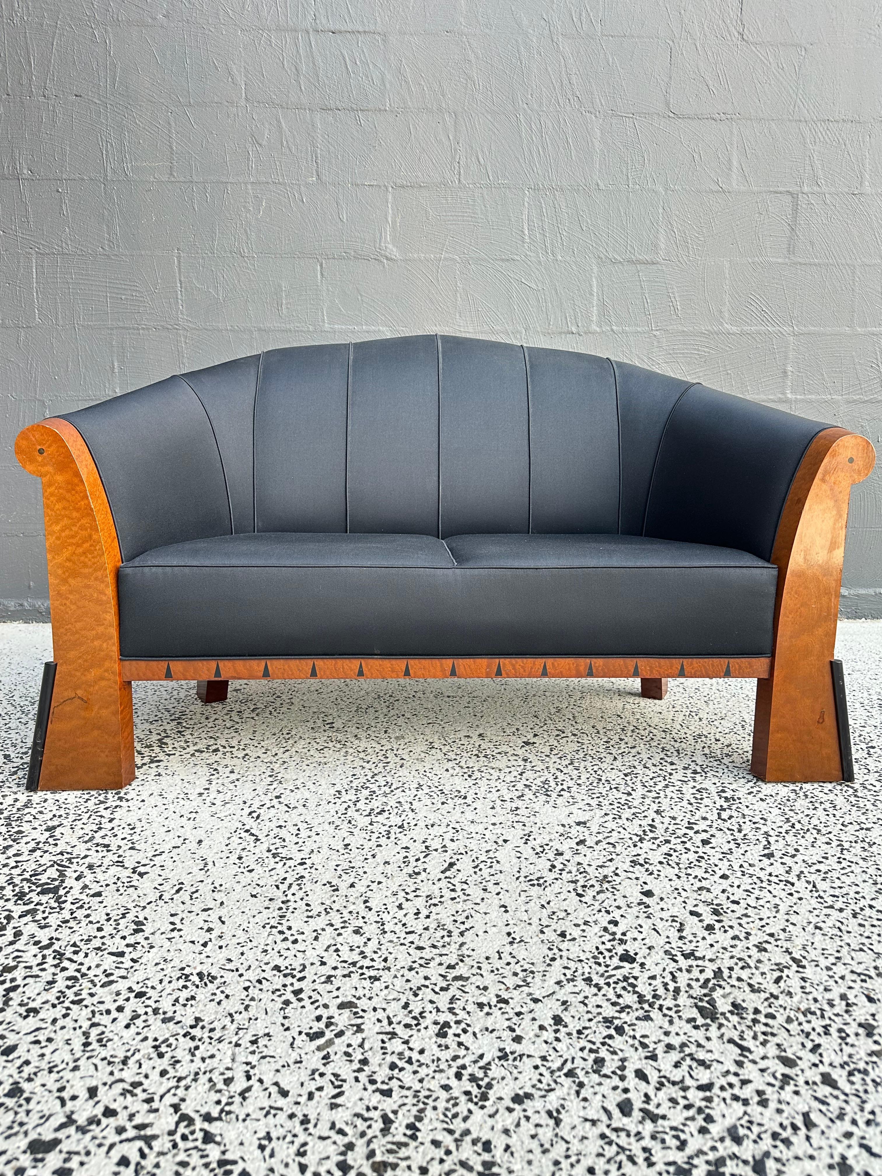 Pequeño sofá/sillón facetado diseñado por Michael Graves compuesto por un armazón de arce Birdseye teñido con triángulos incrustados de ébano y adornos cilíndricos ebonizados aplicados en los pies. 
Pieza poco vista del célebre arquitecto que sigue