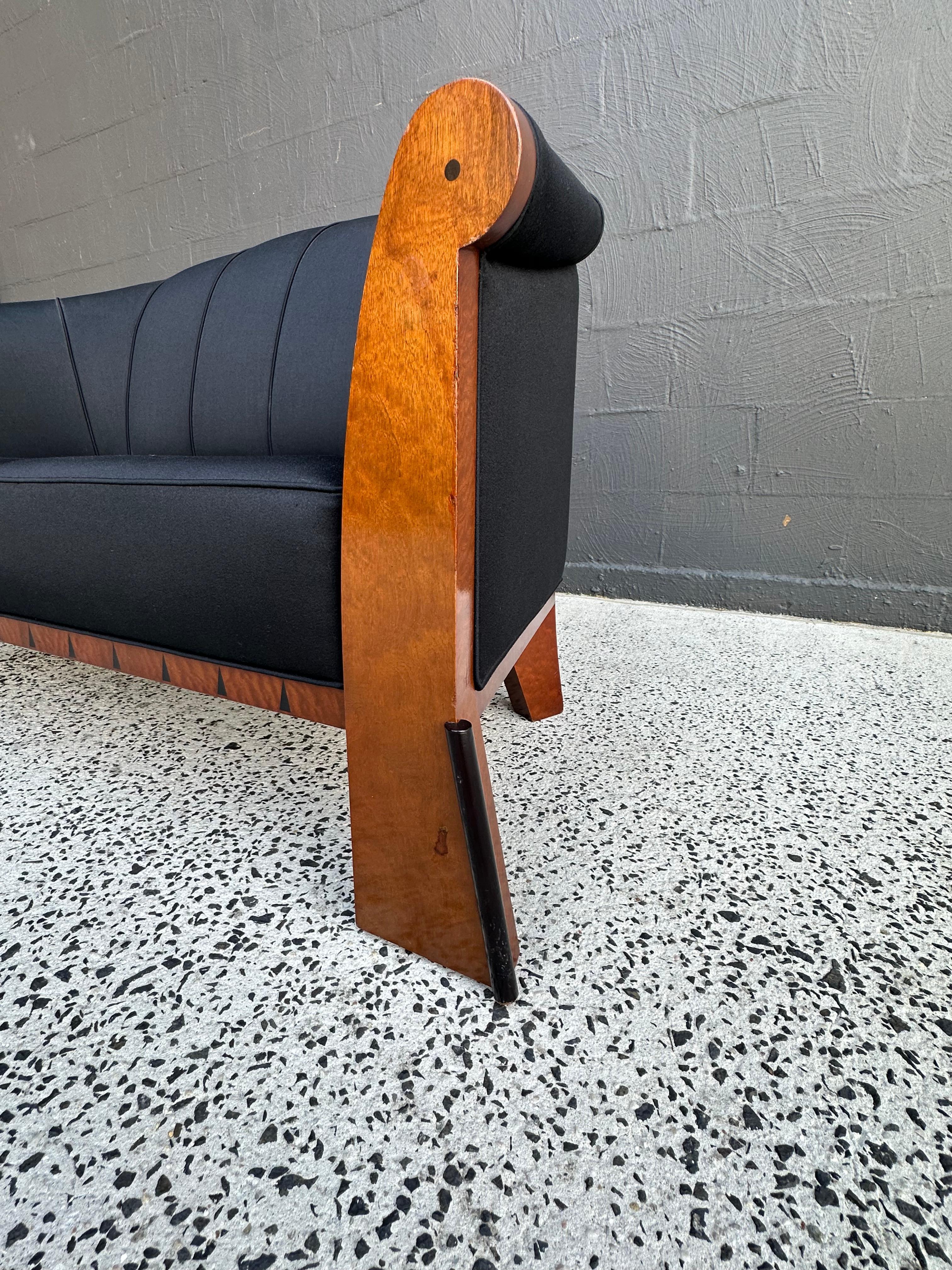 Sofá de dos plazas de Michael Graves en arce ojo de pájaro y tela negra Años 80 en Bueno Estado en Byron Bay, NSW
