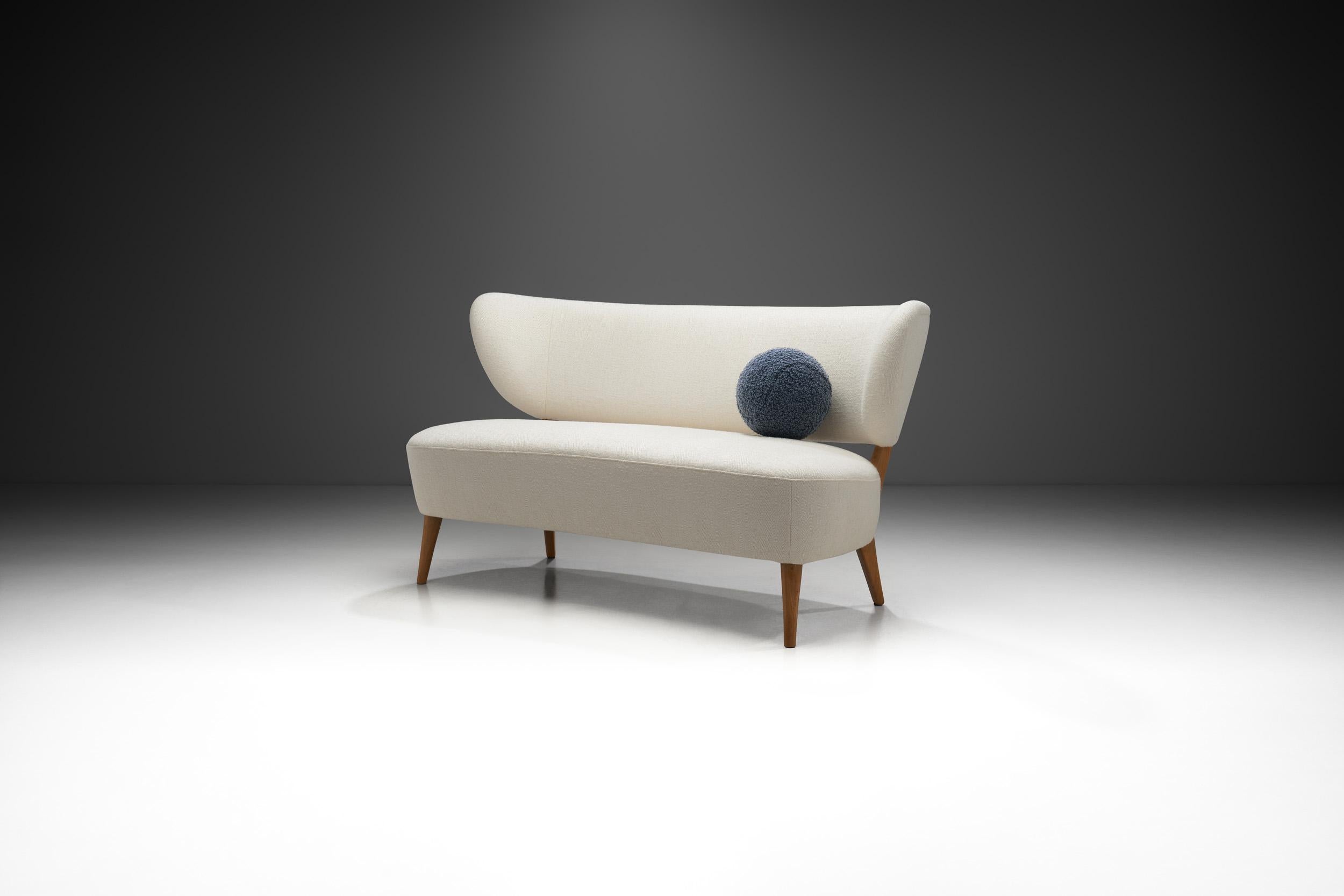Dieses spektakuläre Zweisitzer-Sofa des schwedischen Designers Otto Schulz ist ein schönes Beispiel für das Repertoire des Möbeldesigners an raffiniert konstruierten Stücken. Mit seiner kreativen und meisterhaft gefertigten Holzstruktur und dem