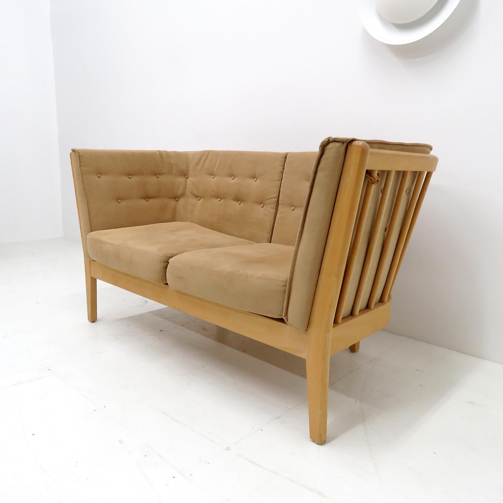 Wunderschönes modernes dänisches Zweisitzer-Sofa 'Maria', entworfen von Wojtek Depka Carstens für Stouby Mobler, mit Gestell aus massivem, seifenbehandeltem Buchenholz und gepolstert mit getuftetem beige/camelfarbenem Alcantara (Wildleder).