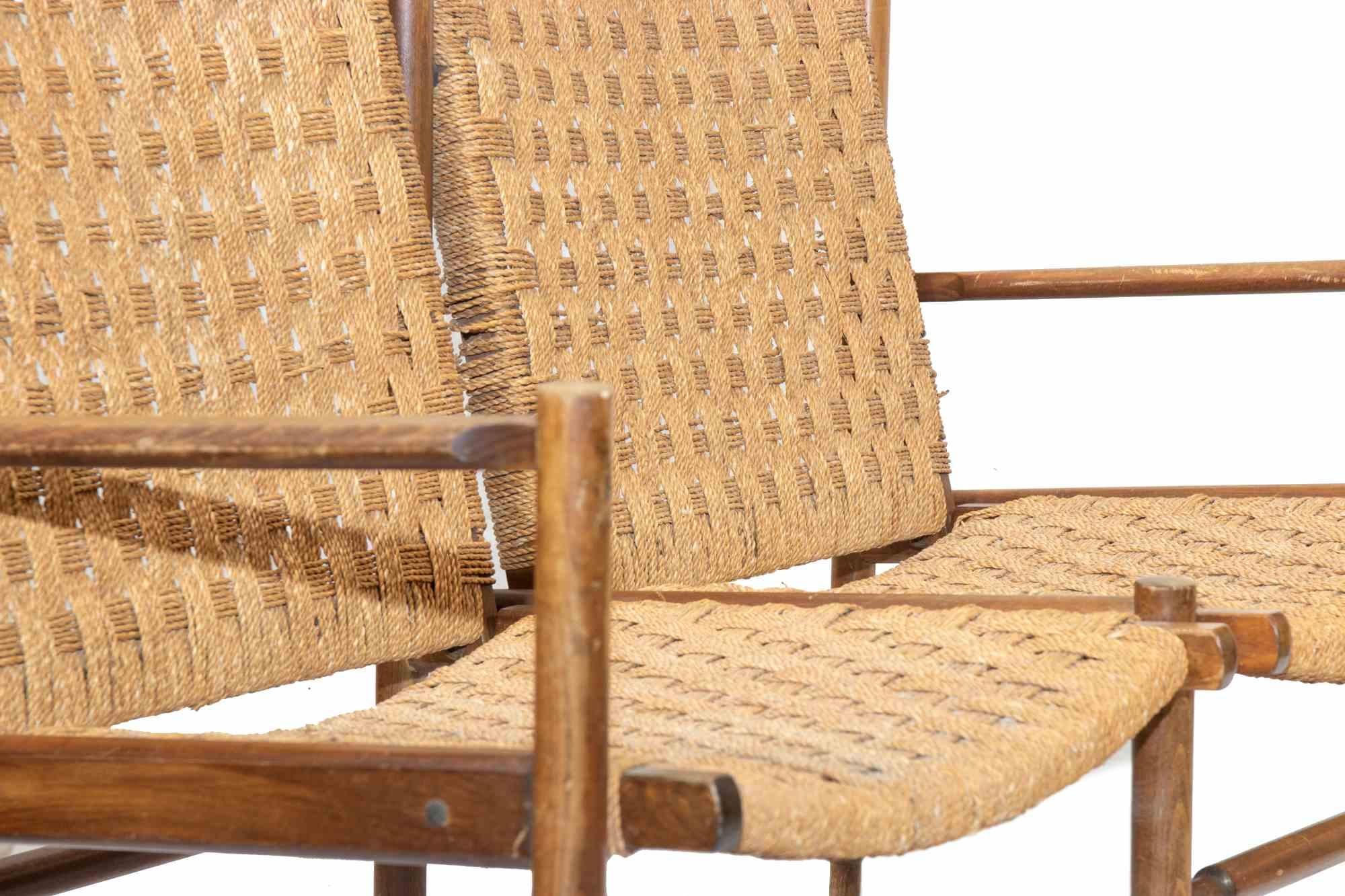 Das zweisitzige Sofa ist ein Designermöbel, das von einem Künstler aus der Mitte des 20. Jahrhunderts entworfen wurde.

Ein Vintage-Sofa aus Teakholz und Stroh.

Abmessungen:

Länge 110 cm 
Höhe 80 cm 
Sitzhöhe 37 cm 
Sitztiefe 50 cm

