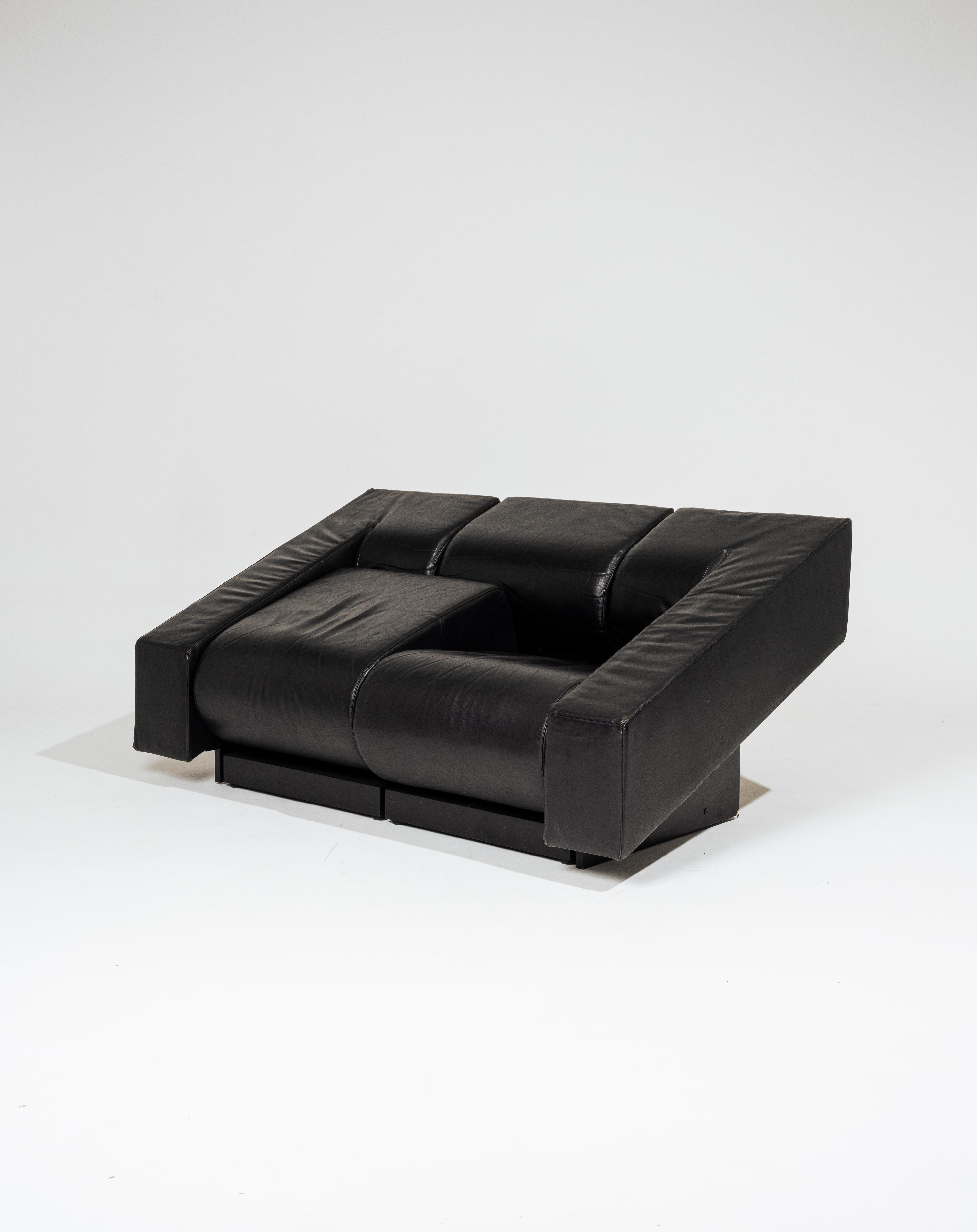 Two-seater sofa in leather, Mario Botta, 1980s In Good Condition For Sale In PARIS, FR