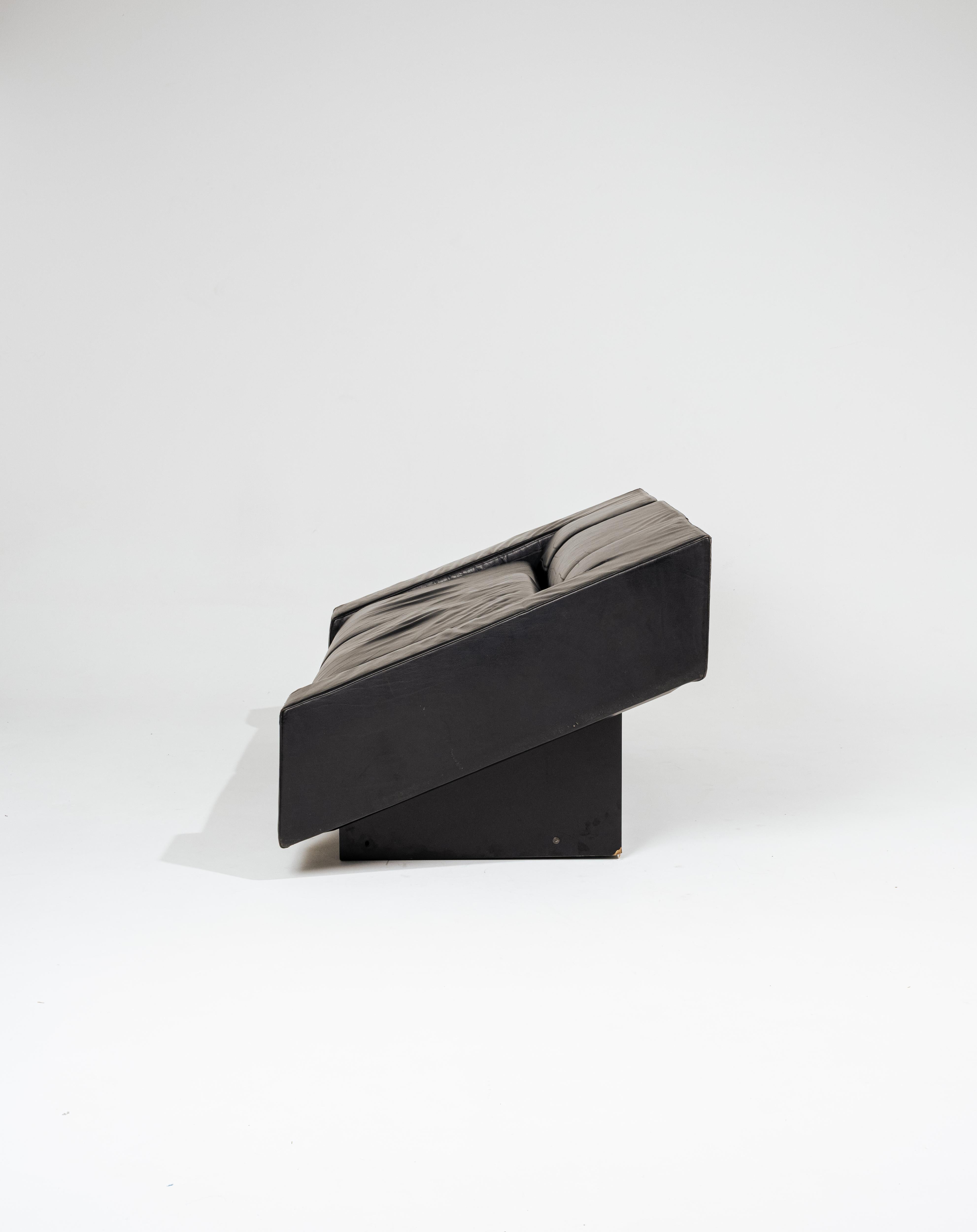 Late 20th Century Two-seater sofa in leather, Mario Botta, 1980s For Sale