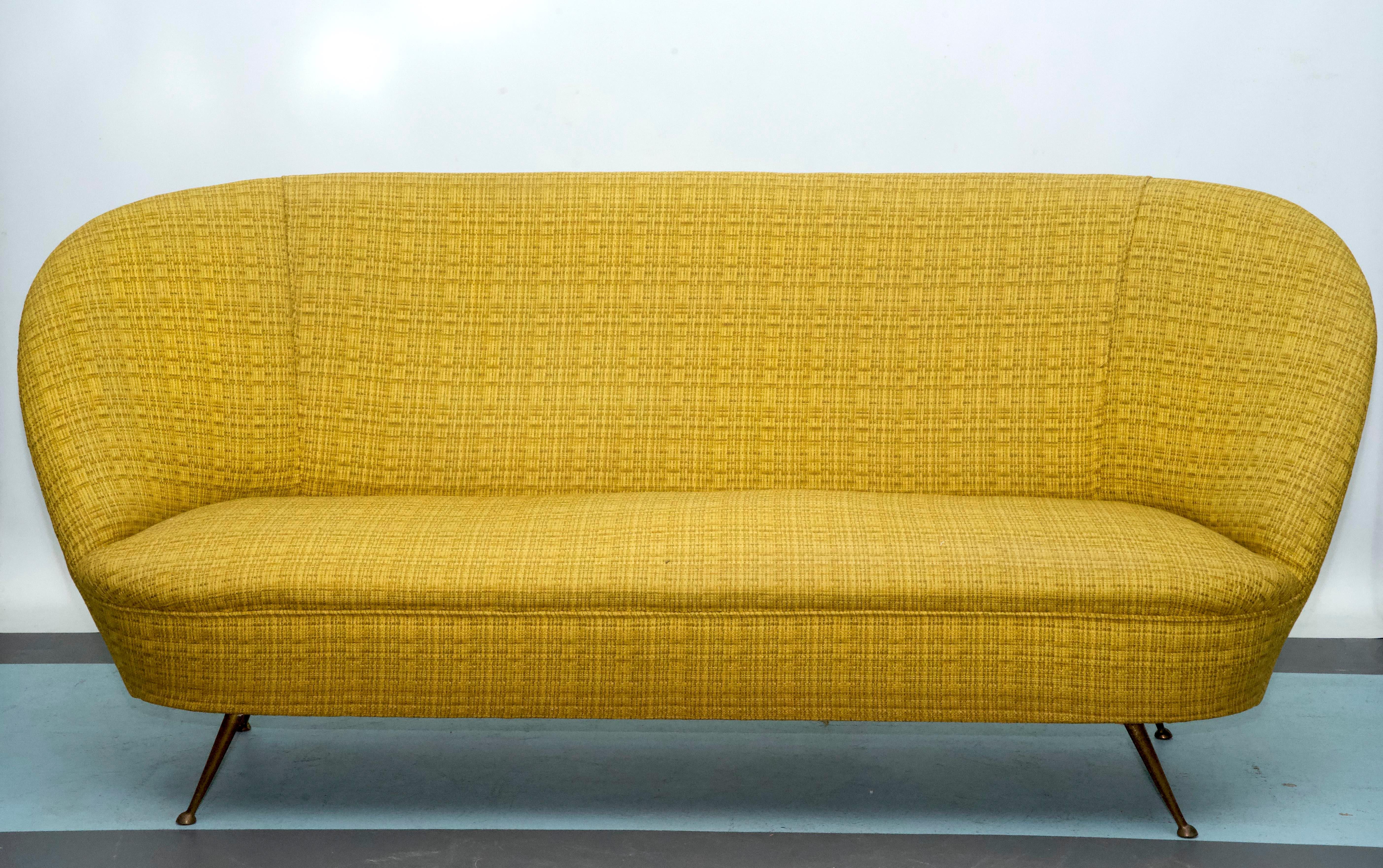 Elegant canapé deux places italien du milieu du siècle dans le style d'Ico Parisi, avec son tissu d'origine. Cette pièce présente le design raffiné et l'artisanat typique des meubles italiens des années 1950. Il est en excellent état vintage, avec