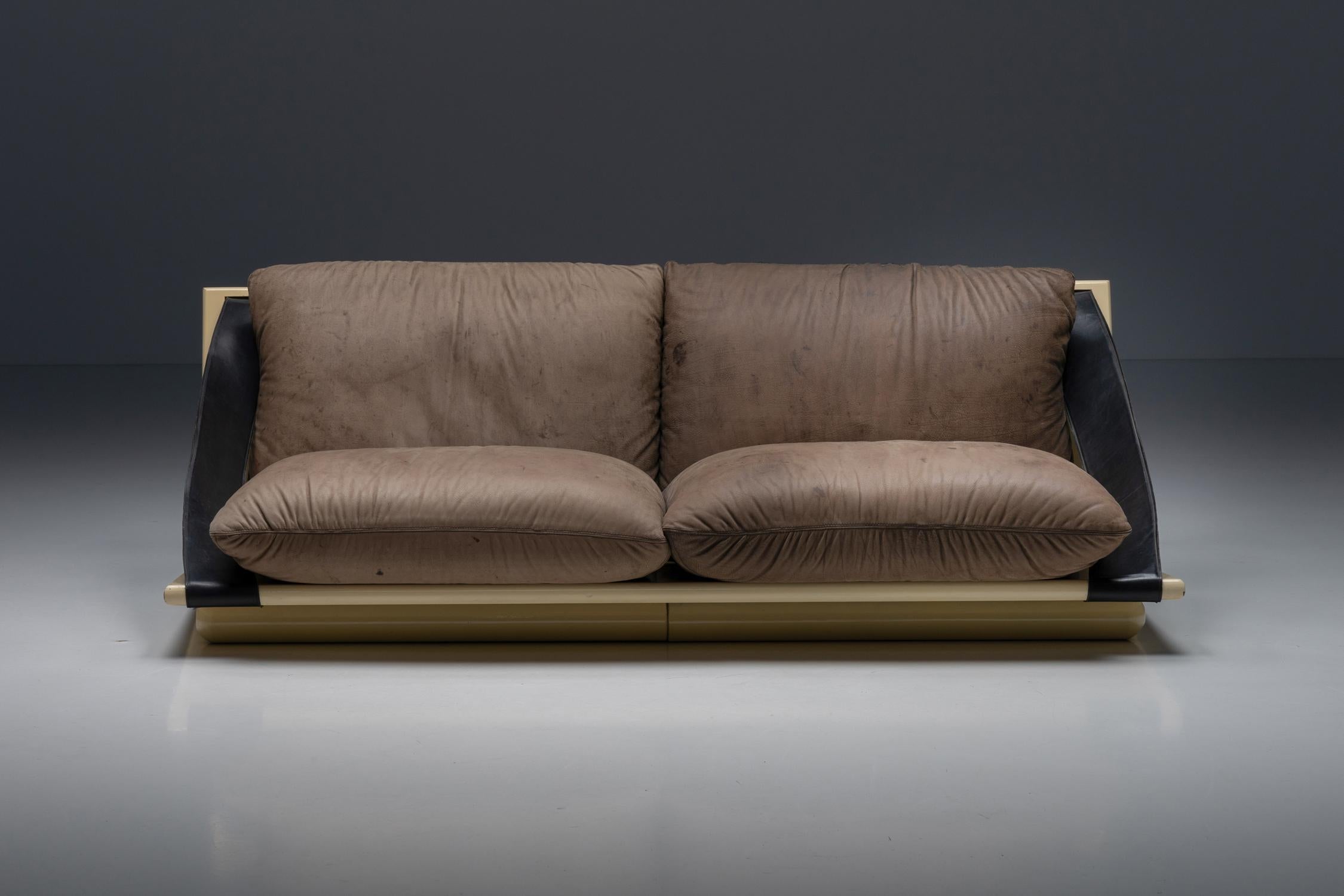 Italienisches Design; Lack; Leder; Lederriemen; Kissen; Lounge-Sessel; Zweisitzer; 1970er Jahre; Mid-Century Modern; 

Bequemes italienisches Zweisitzersofa aus den 1970er Jahren. Der Rahmen besteht aus zwei lackierten rechteckigen Elementen, die