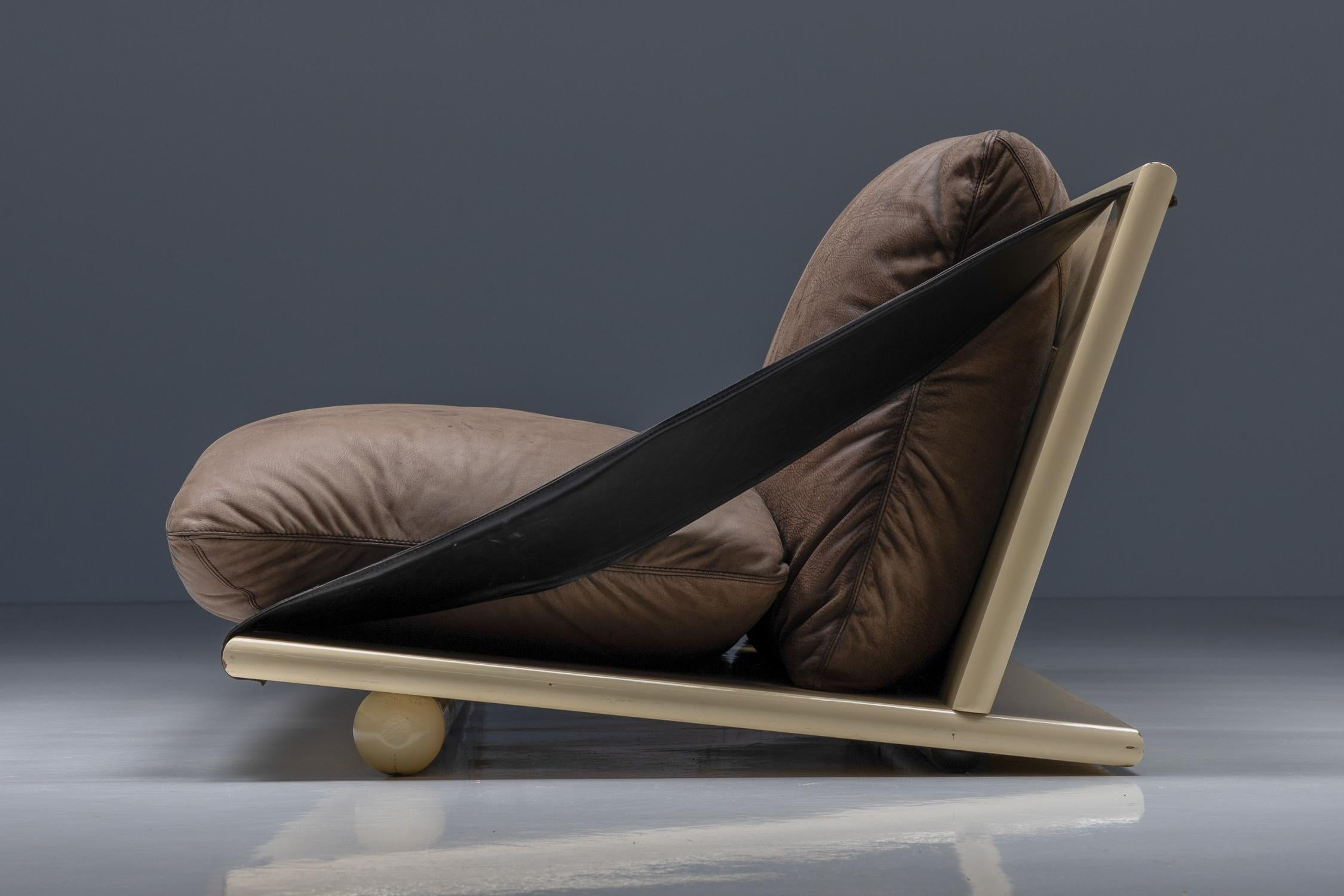 Zweisitzer-Sofa, Lack und Leder, italienisches Design, 1970er Jahre (Italienisch) im Angebot