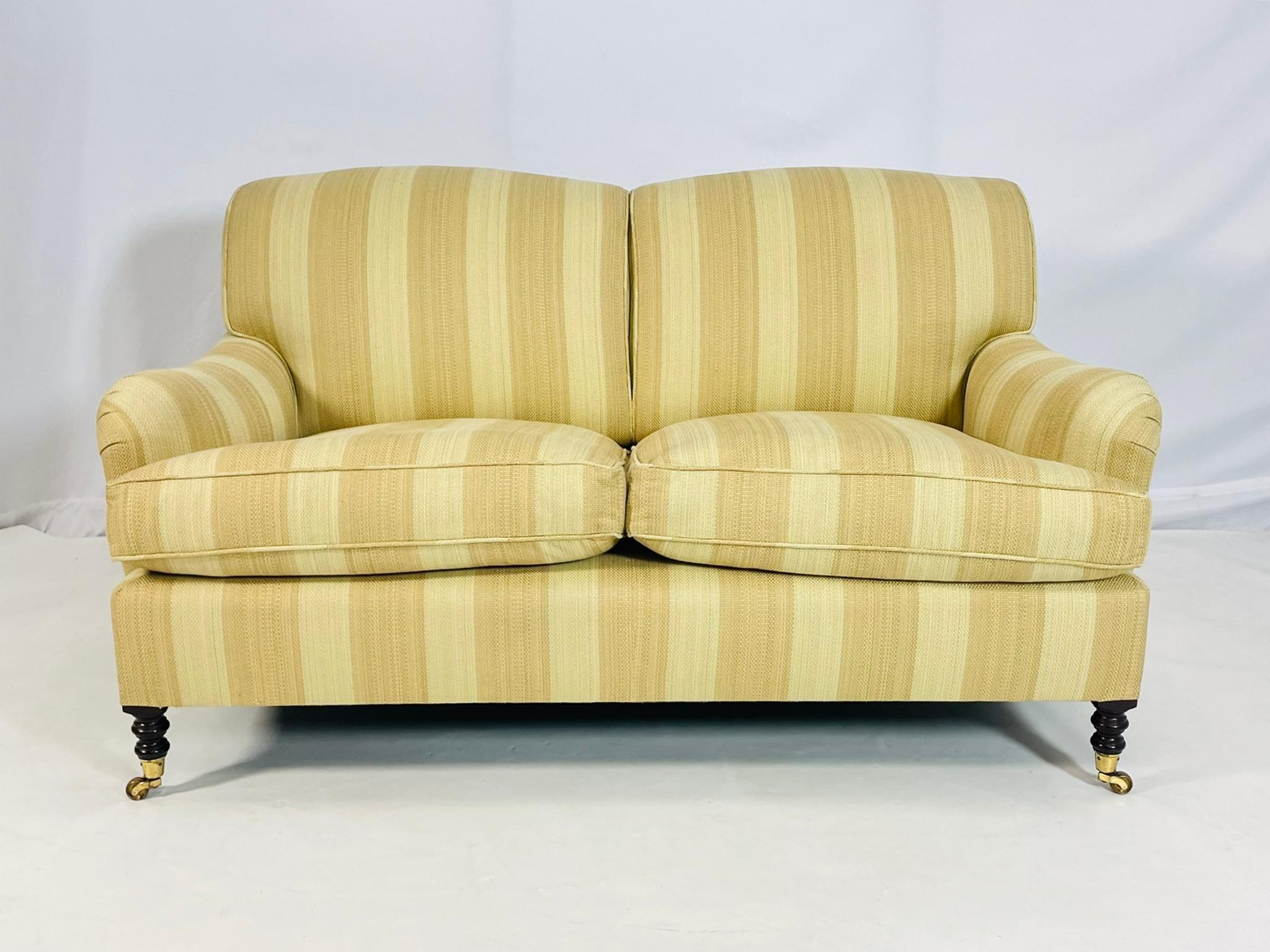Divano vintage a due posti progettato e prodotto in Inghilterra da George Smith LTD.

Il divano è fatto a mano alla vecchia maniera, in legno massiccio, con molle in metallo, i cuscini sono in peluche con imbottitura in piuma e piumino e sono molto