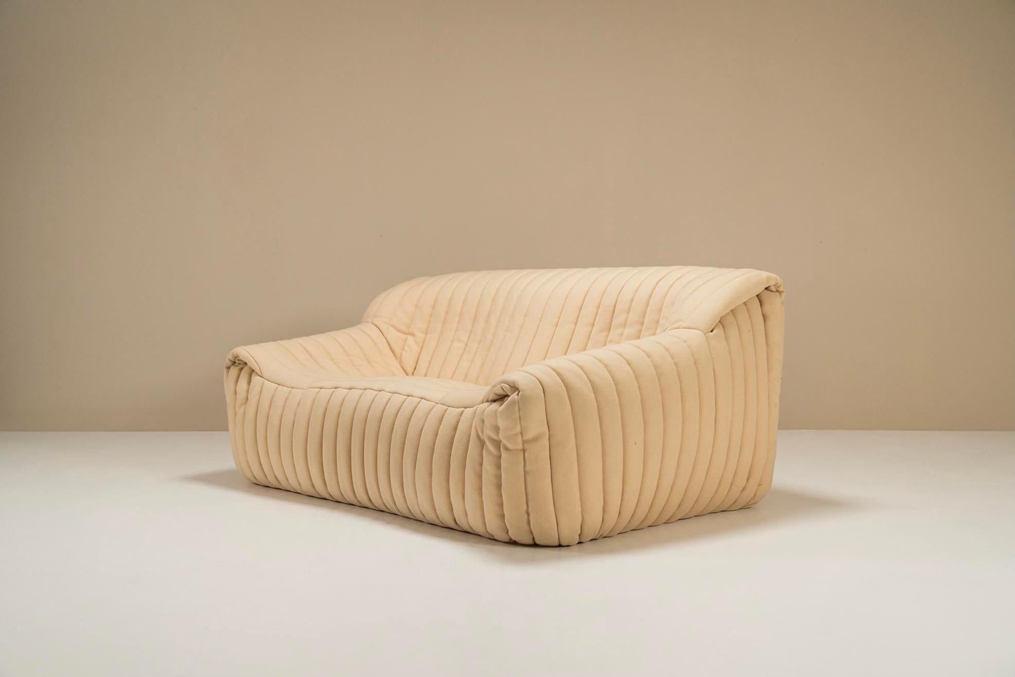 This extremely comfortable two-seater is a real feast for the eyes. French designer Annie Hieronimus created the Sandra almost immediately after her start at Roset Bureau d'Études in 1976. The inside of the sofa consists entirely of polyether foam