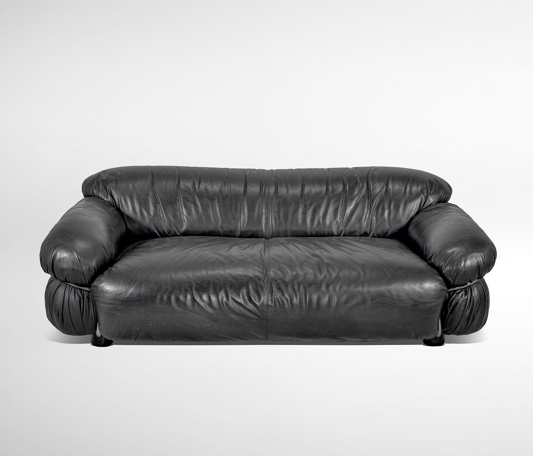 Zweisitziges Sofa, entworfen von Gianfranco Frattini für Cassina, 1969.
Original-Etikett.
Schwarzes Leder, ausgezeichneter Zustand.
Referenz Giuliana Gramigna, 