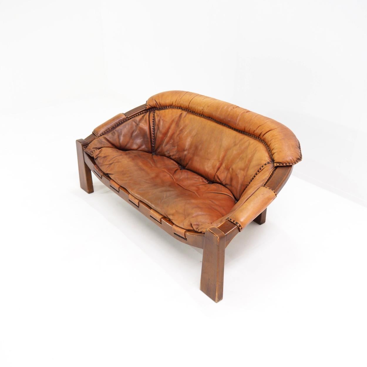 Zweisitzer-Sofa mit atemberaubender Patina von Luciano Frigerio. Italien, 1970er Jahre im Zustand „Gut“ im Angebot in Beerse, VAN