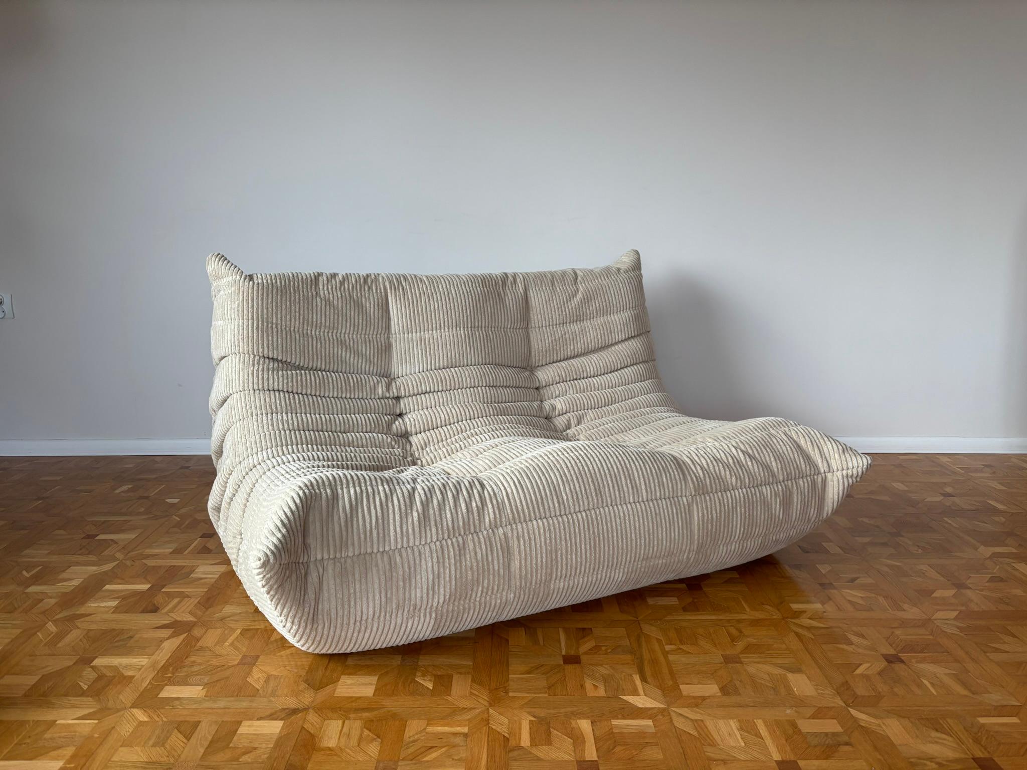 Der Togo wurde 1973 von Michel Ducaroy für Ligne Roset entworfen. Es ist das erste Sofa/Sessel, das nur aus Schaumstoff und Leder besteht. Die Collection'S zeichnet sich durch ein ergonomisches Design mit Polyätherschaum-Konstruktion und