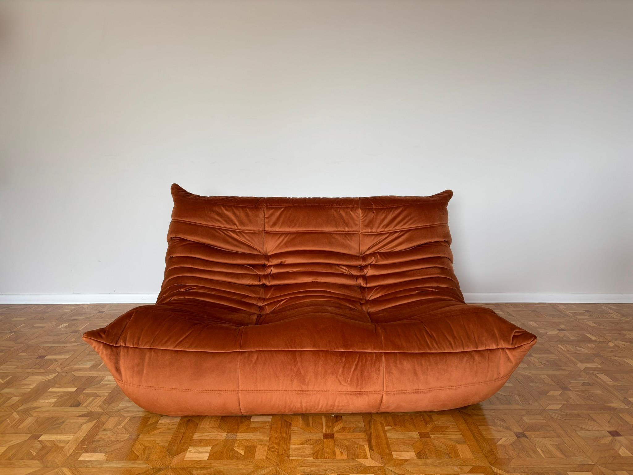 Il Togo è stato progettato da Michel Ducaroy nel 1973 per Ligne Roset. È il primo divano/sedia mai realizzato solo in schiuma e pelle. La collezione presenta un design ergonomico con struttura in schiuma di polietere e rivestimenti imbottiti, che