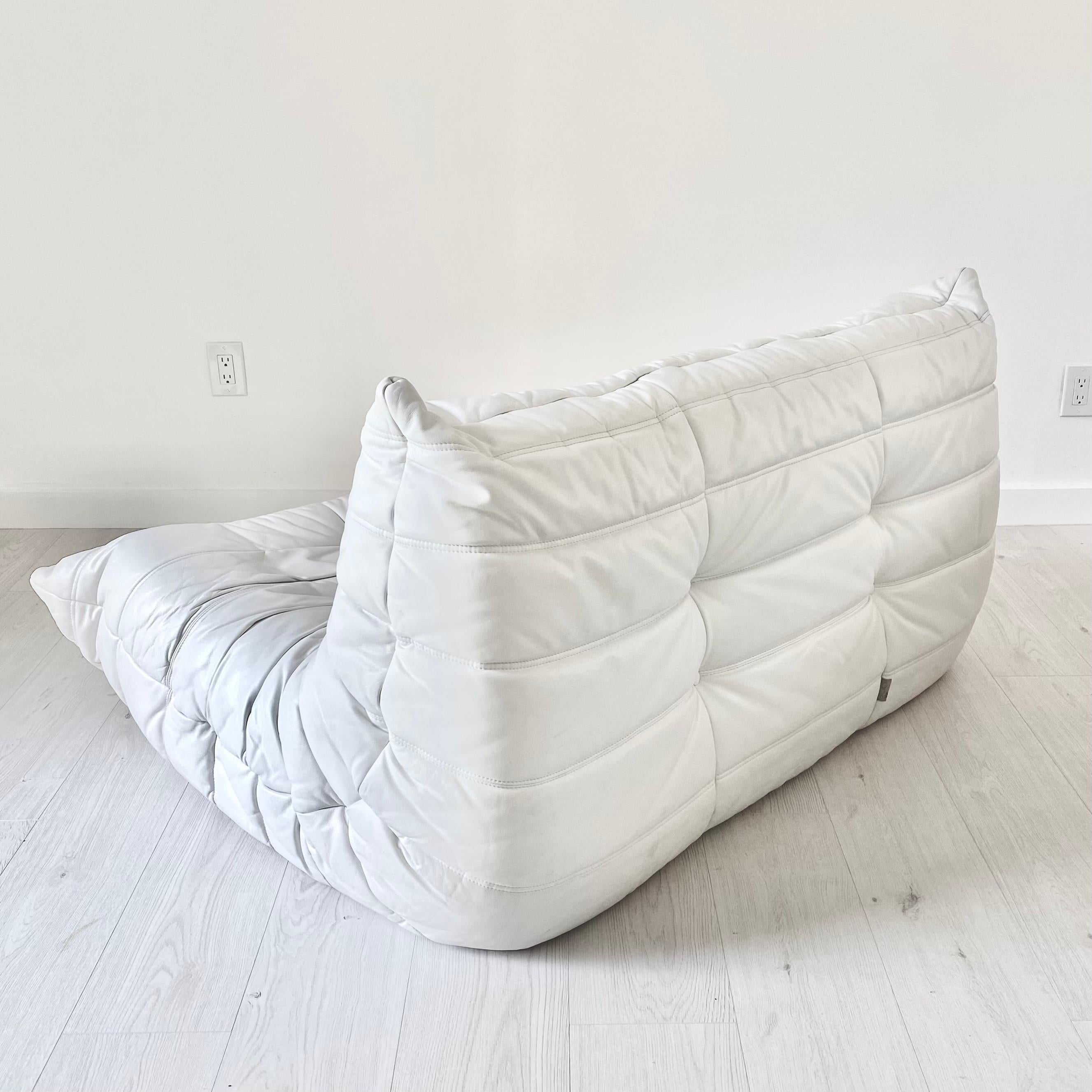French Two Seater Togo Sofa in White Leather by Ligne Roset, 1980s France For Sale