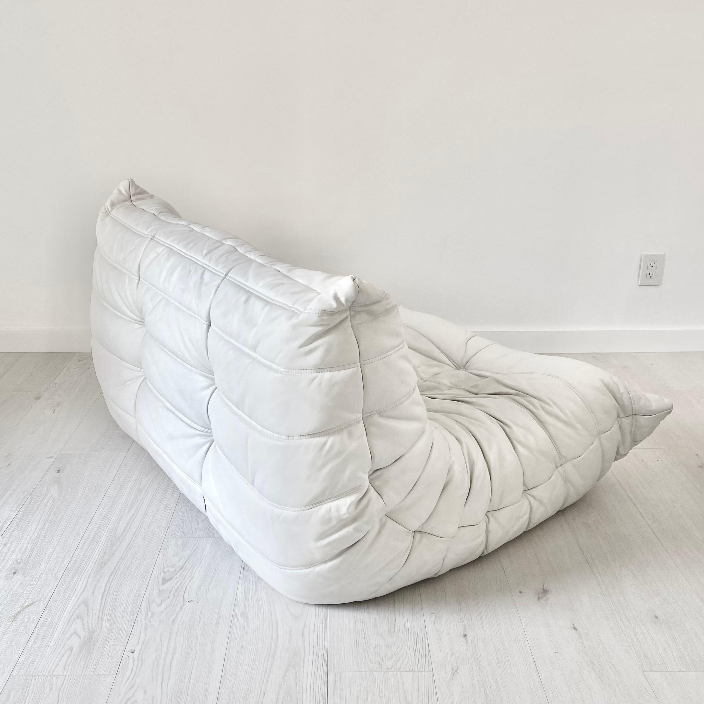 20th Century Two Seater Togo Sofa in White Leather by Ligne Roset, 1980s France For Sale