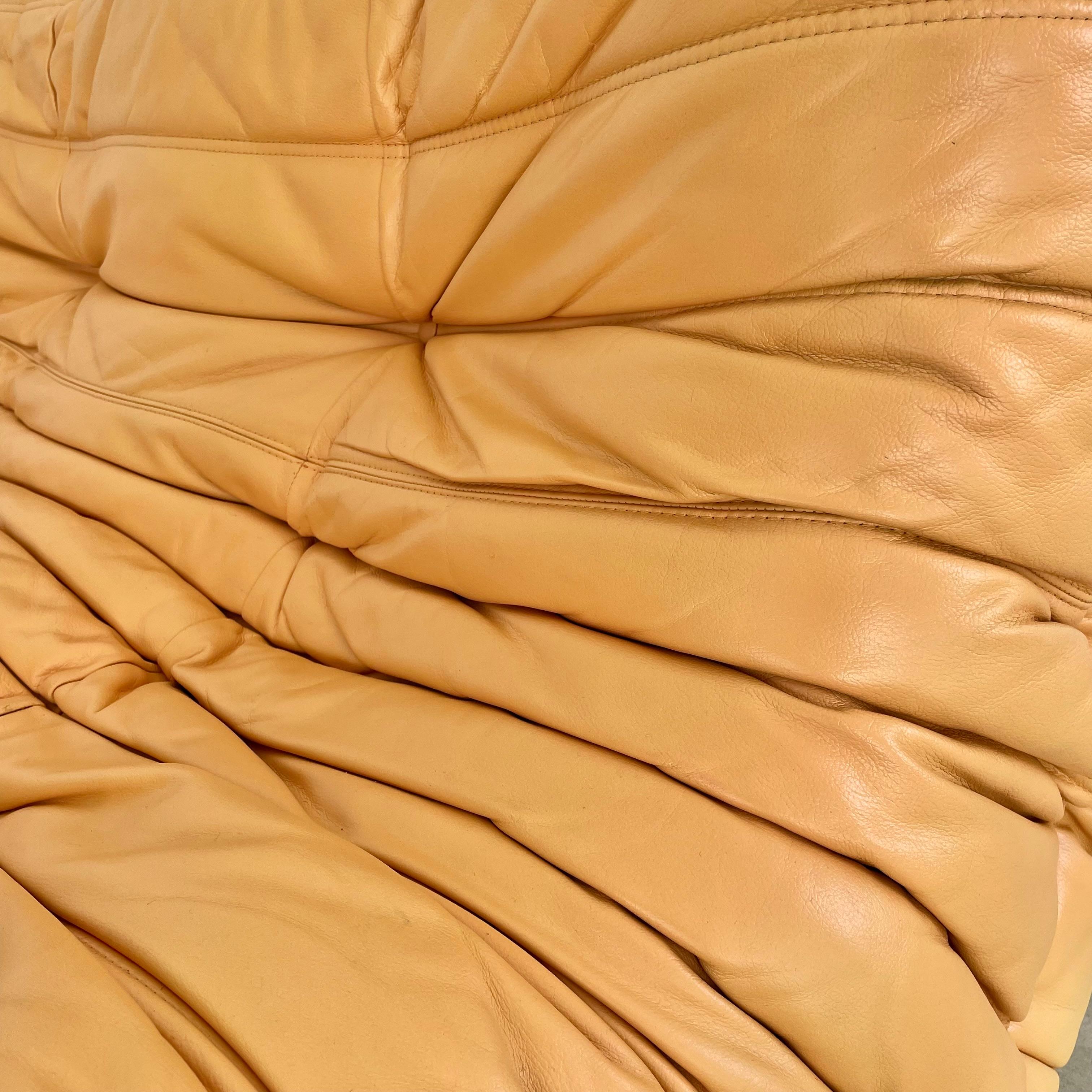 Sofá Togo de dos plazas en piel amarilla de Ligne Roset, años 80 Francia en venta 6