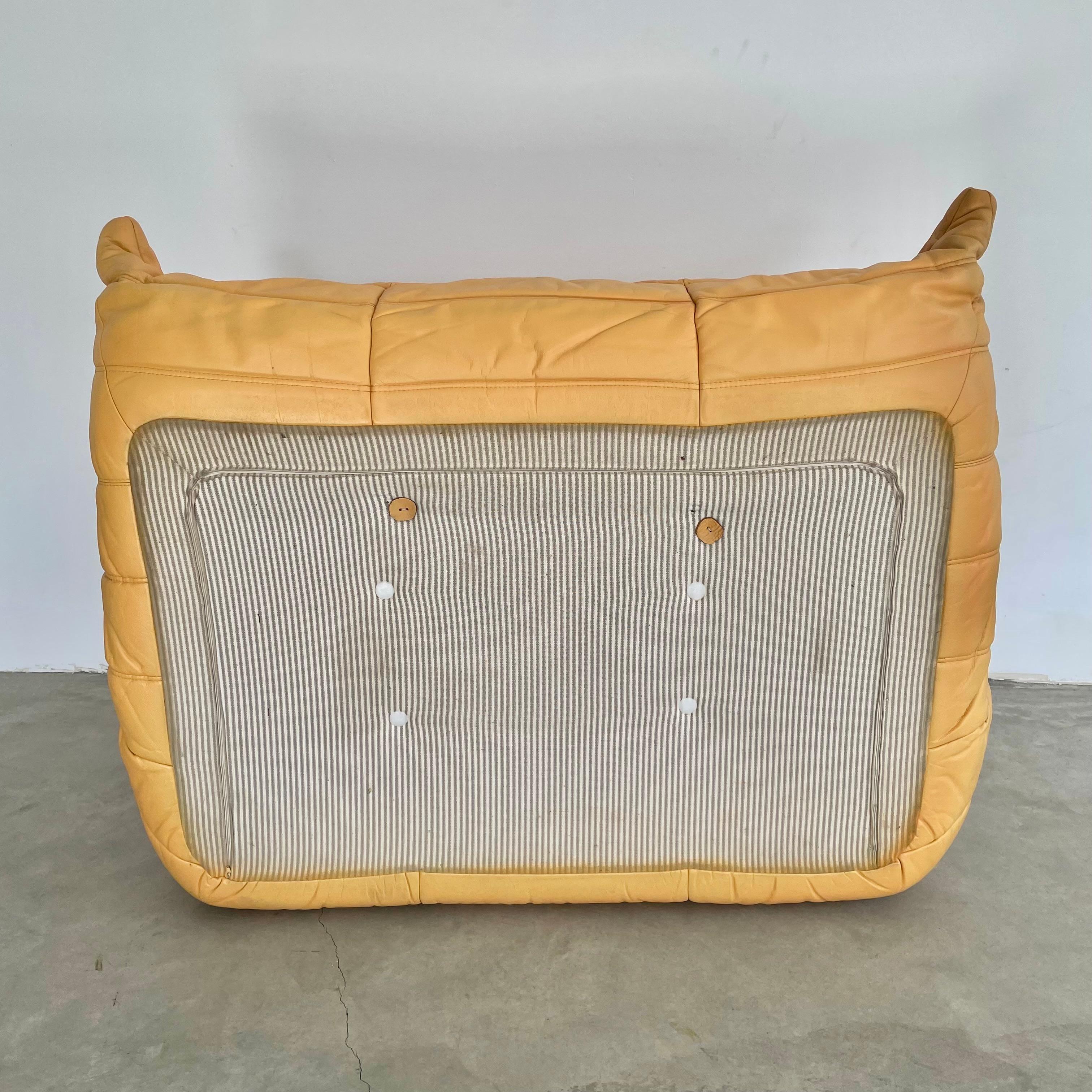 Zweisitzer-Sofa Togo aus gelbem Leder von Ligne Roset, 1980er Jahre, Frankreich im Angebot 8