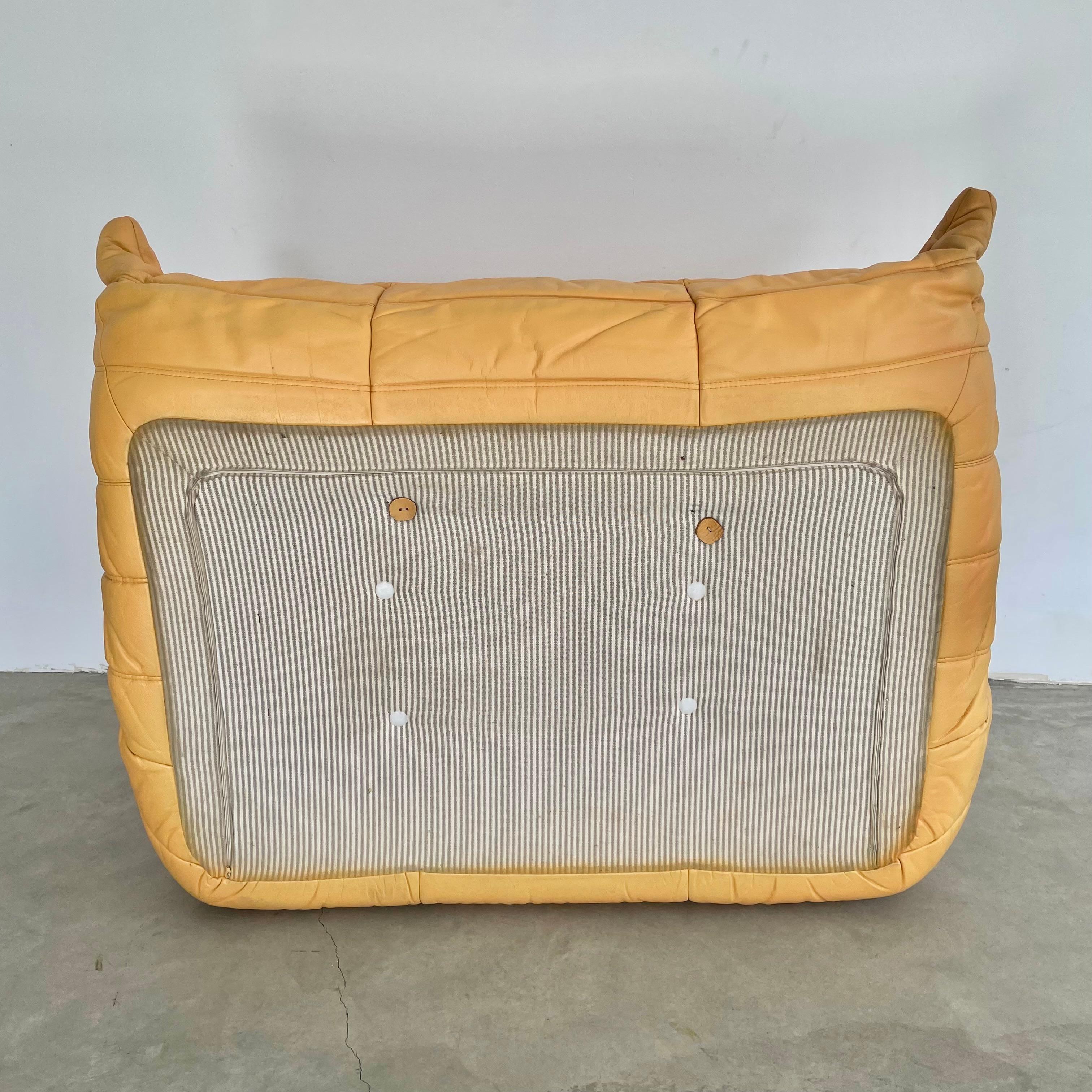 Sofá Togo de dos plazas en piel amarilla de Ligne Roset, años 80 Francia en venta 9