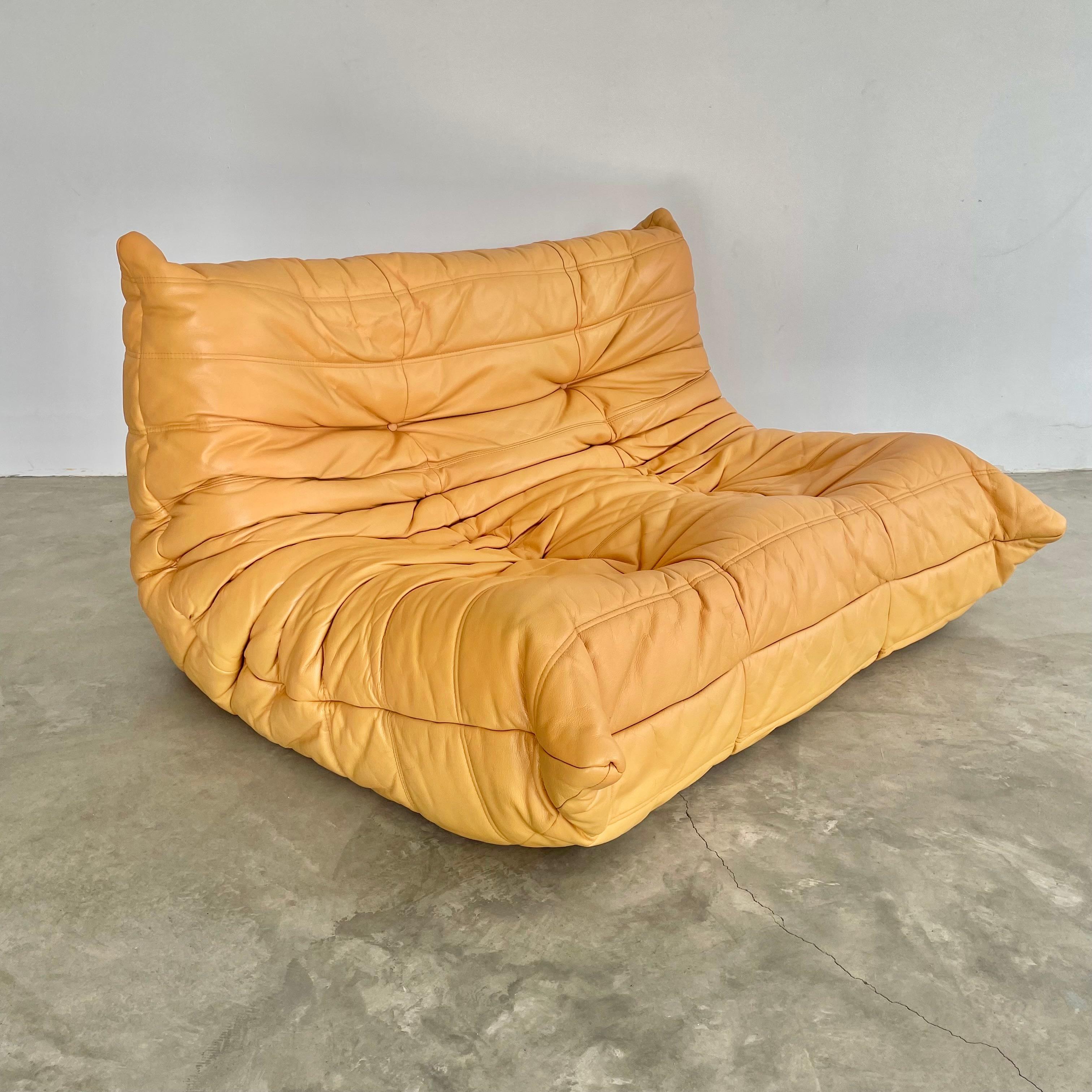 Sofá Togo de dos plazas en piel amarilla de Ligne Roset, años 80 Francia Francés en venta