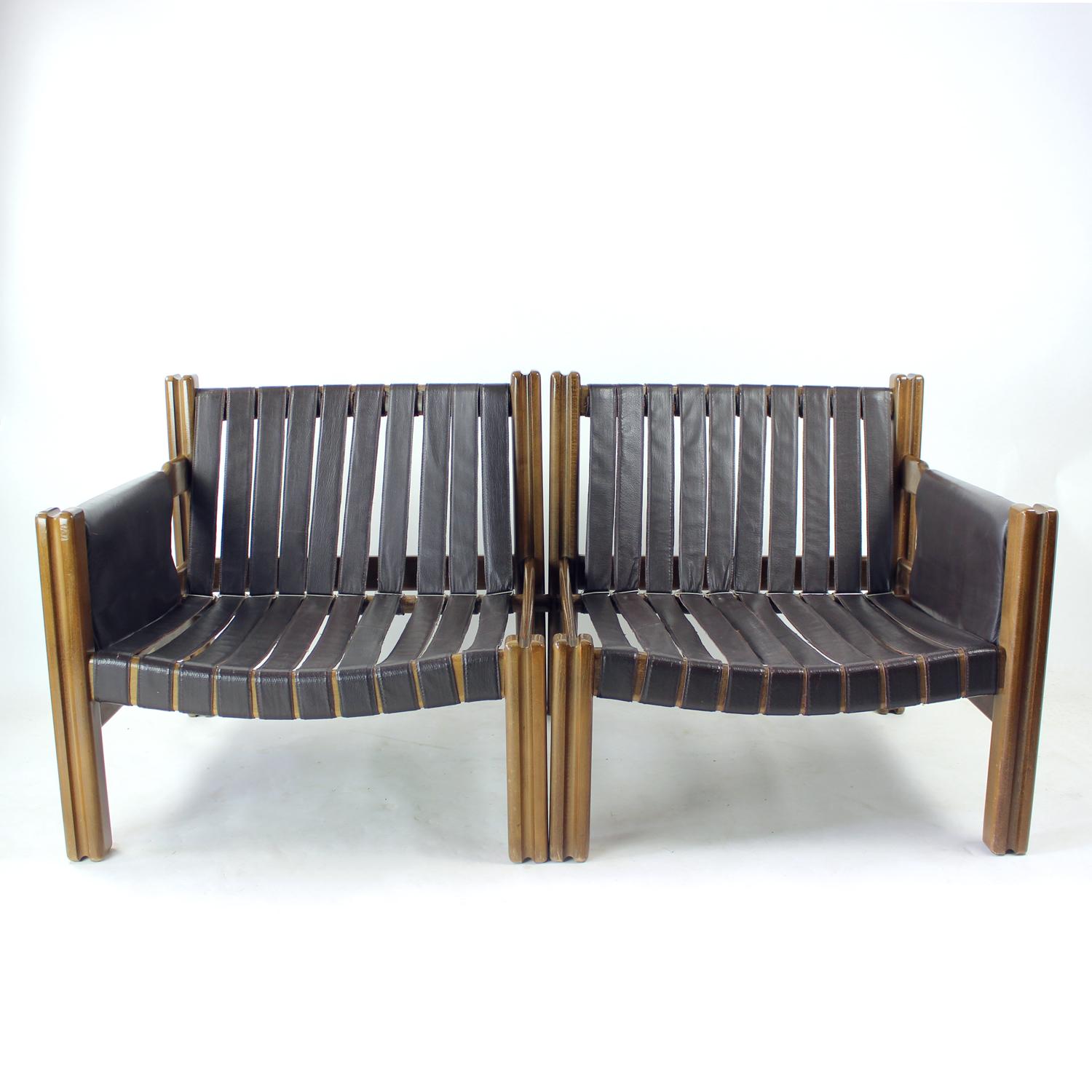 Un raro divano a due posti disegnato da Boris Hála per TON nel 1986, che rappresenta le linee pulite e la durevole raffinatezza del design modernista ceco. Realizzato in noce massiccio, il divano presenta un'elegante falegnameria, braccioli