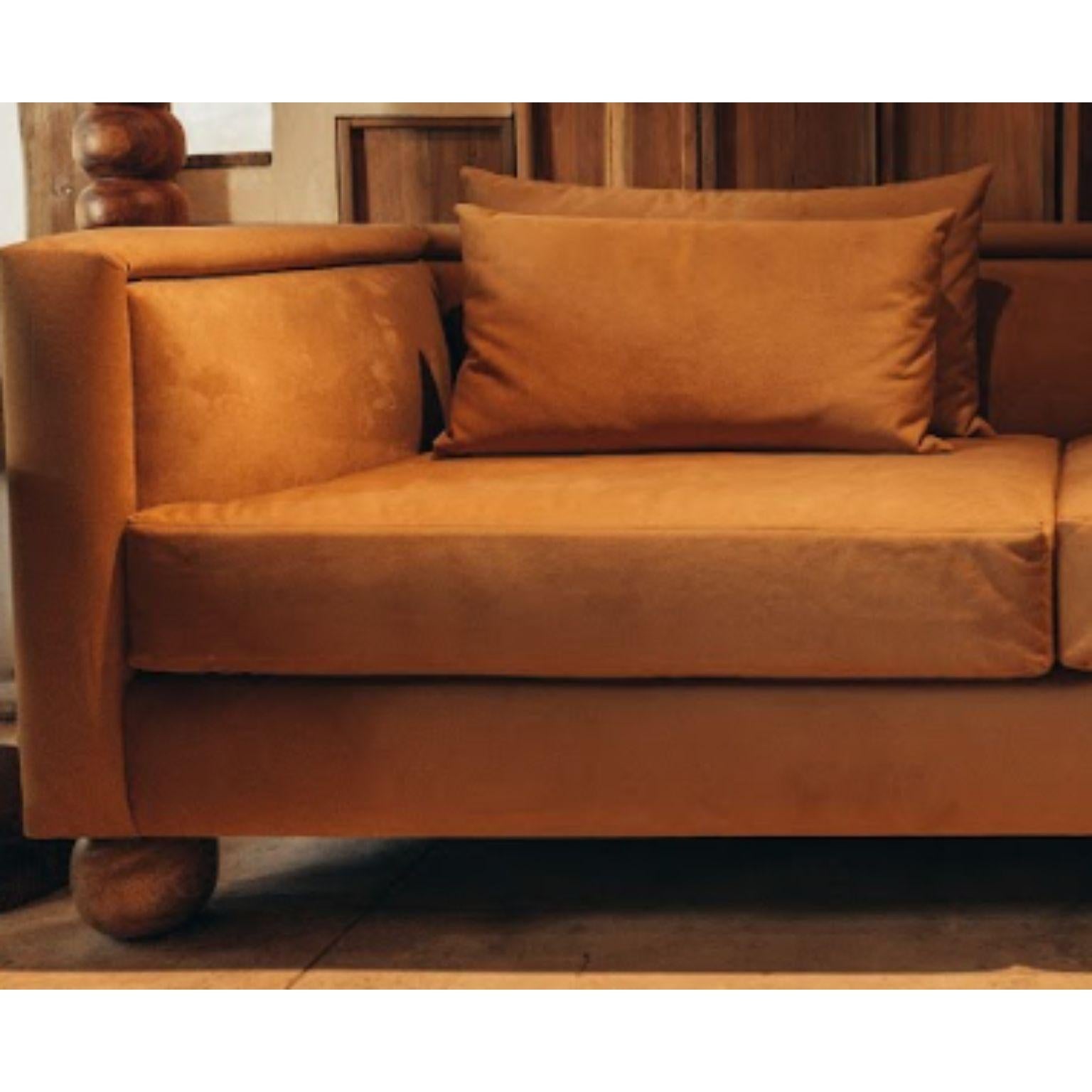 Zweisitzer-Sofa mit Samt oder Stoff und Beinen aus Jabin-Kugeln von Daniel Orozco (Mexikanisch) im Angebot