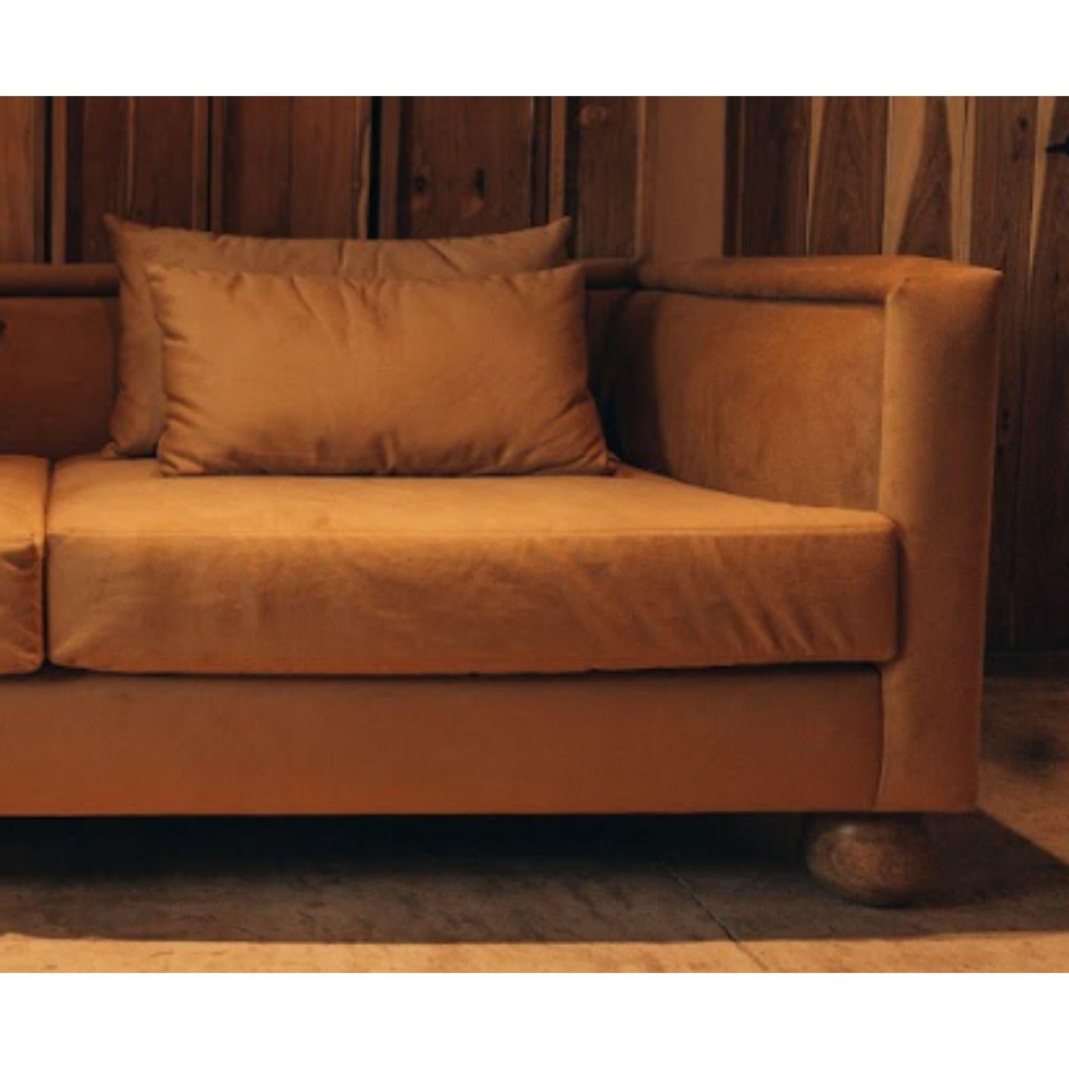 Zweisitzer-Sofa mit Samt oder Stoff und Beinen aus Jabin-Kugeln von Daniel Orozco im Zustand „Neu“ im Angebot in Geneve, CH