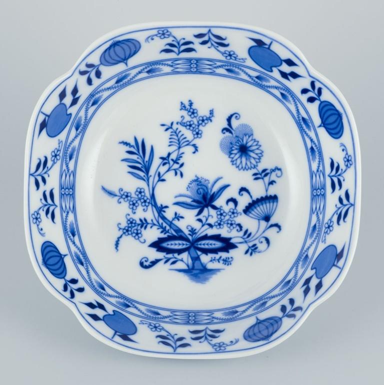 Zwei Servierschalen aus Porzellan mit Dekor aus blauen Zwiebeln. Deutschland (Handbemalt) im Angebot