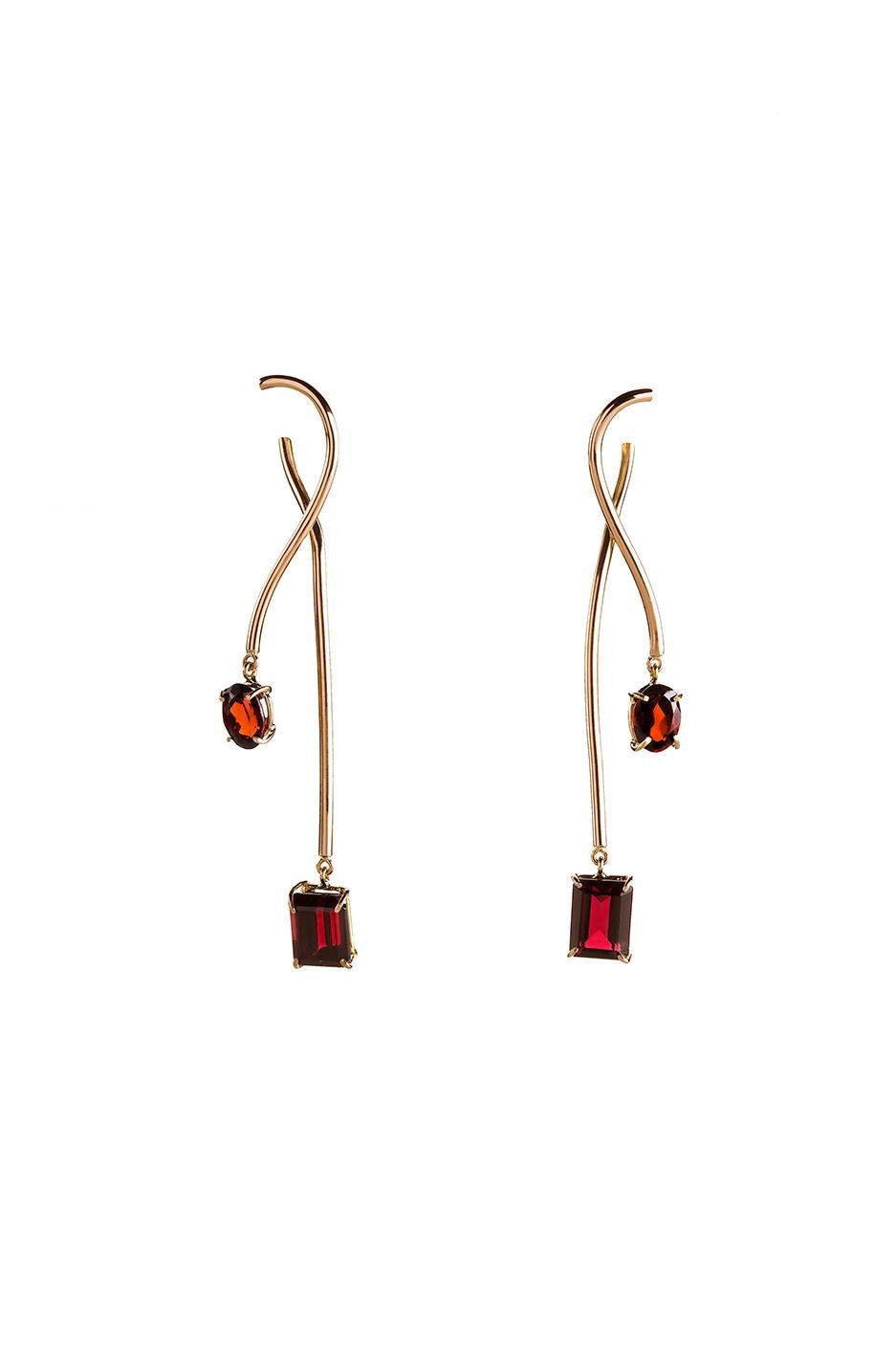 Donna Due set di orecchini Orecchini a pendente in oro rosa e granato in oro 18K in vendita