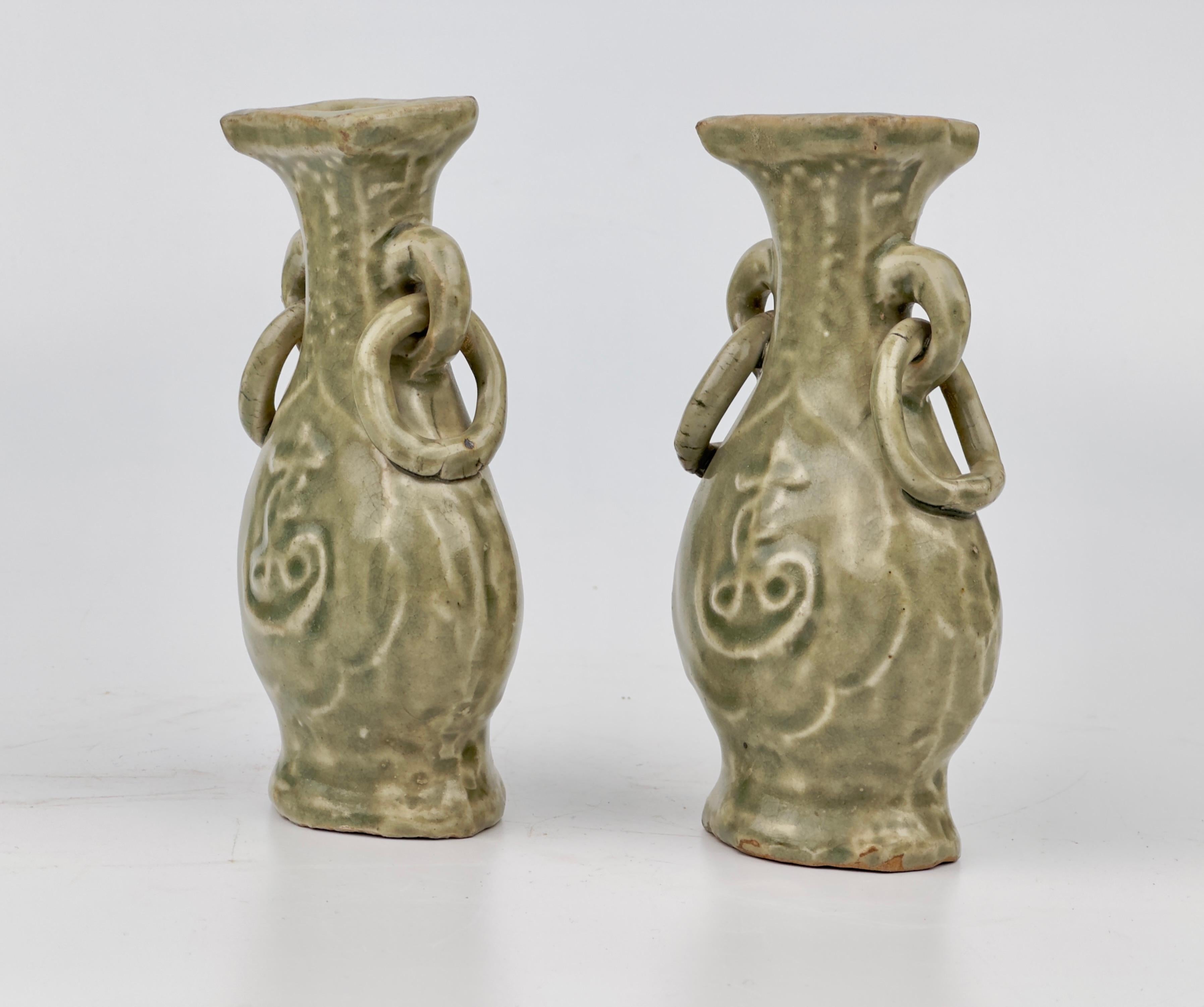 Un lato del vaso mostra un pannello con al centro il carattere Shou, che simboleggia la longevità, mentre il lato opposto mostra il carattere Fu, che indica la fortuna. Il collo del vaso è ornato da foglie.

Periodo: Dinastia Yuan Ming
