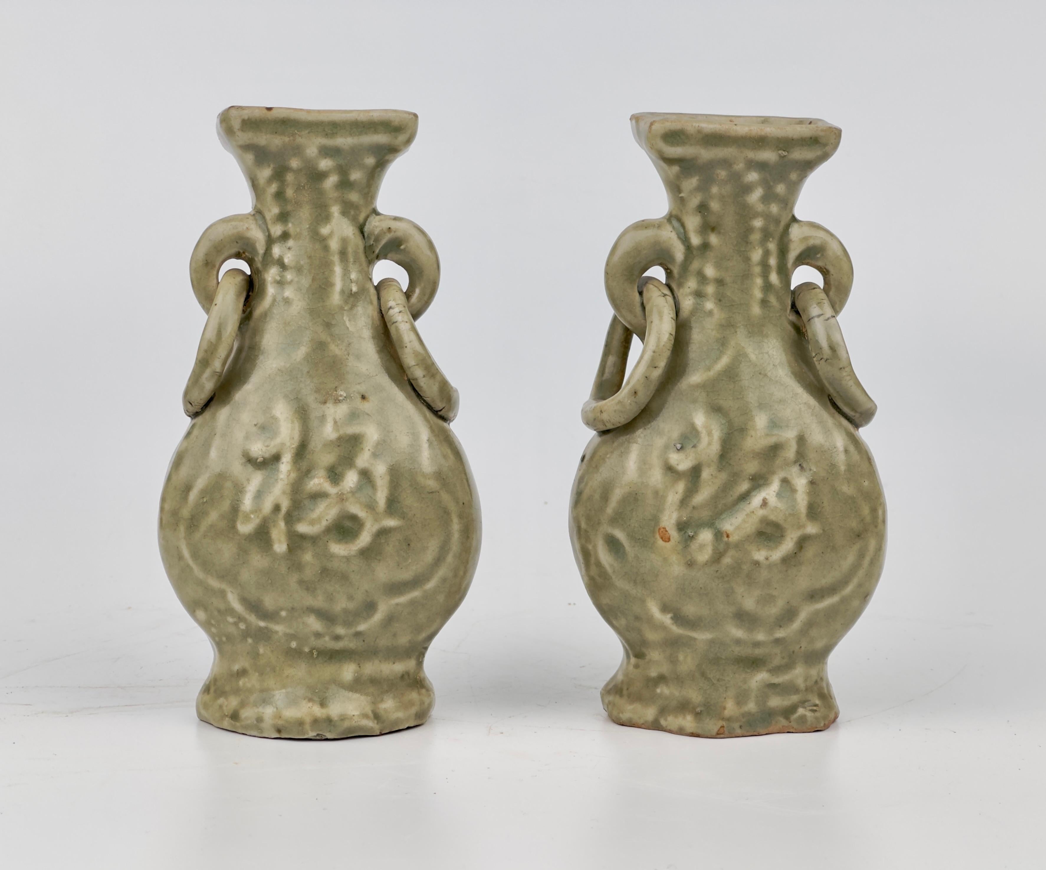 Smaltato Due set di vasi Longquan Celadon modellati 'Fu Shou', dinastia Ming in vendita