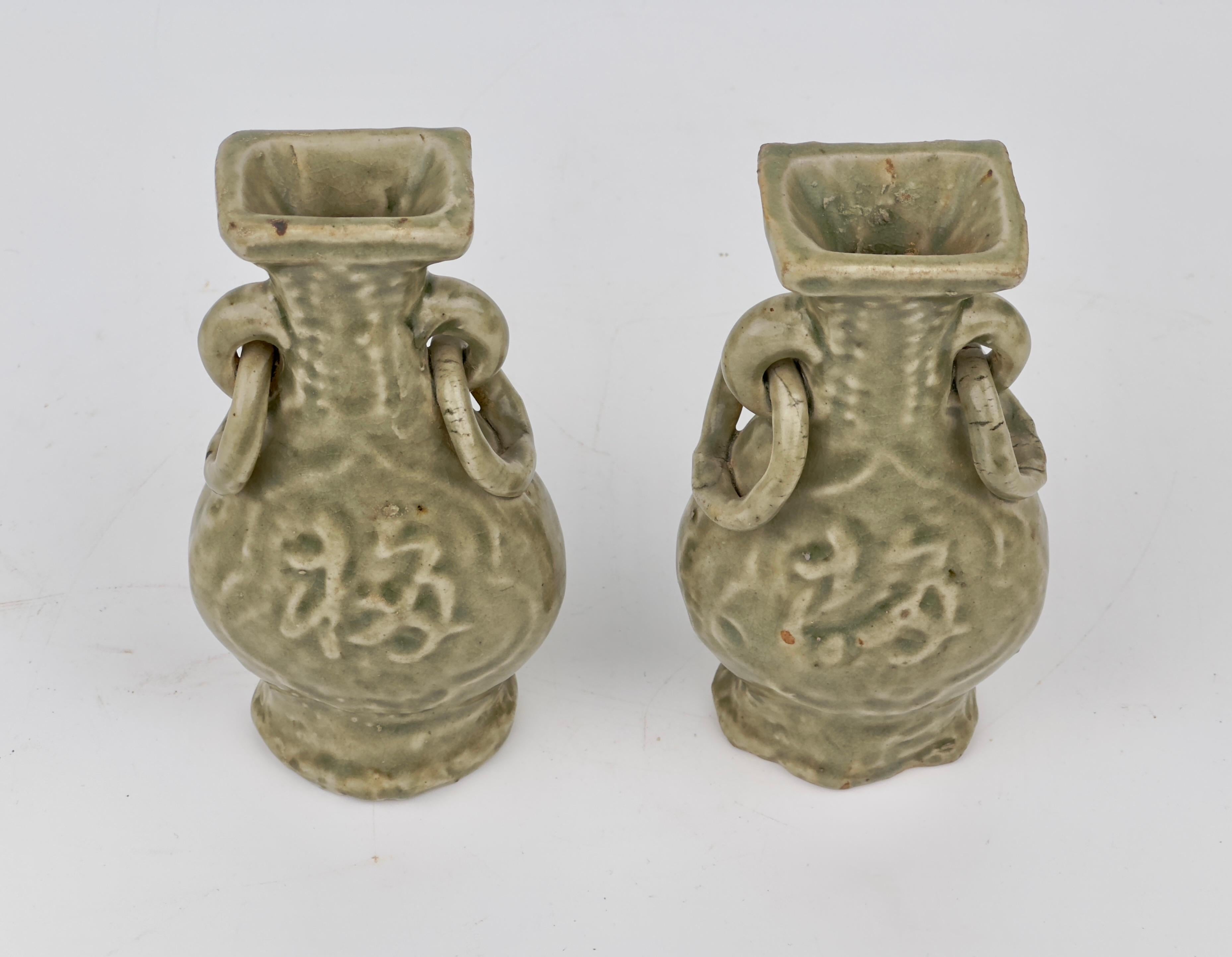 Fino al XVIII secolo Due set di vasi Longquan Celadon modellati 'Fu Shou', dinastia Ming in vendita
