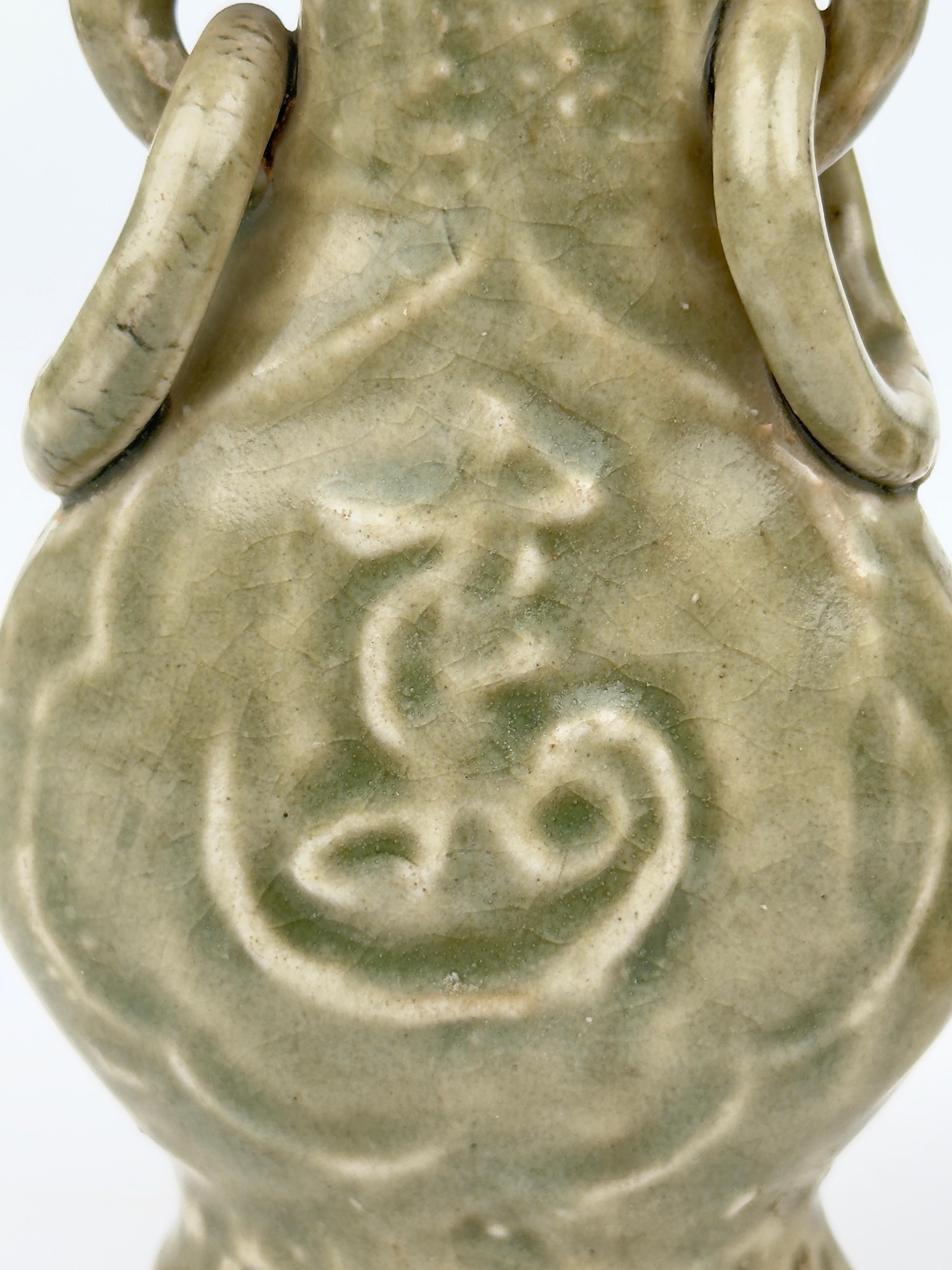 Due set di vasi Longquan Celadon modellati 'Fu Shou', dinastia Ming in vendita 3