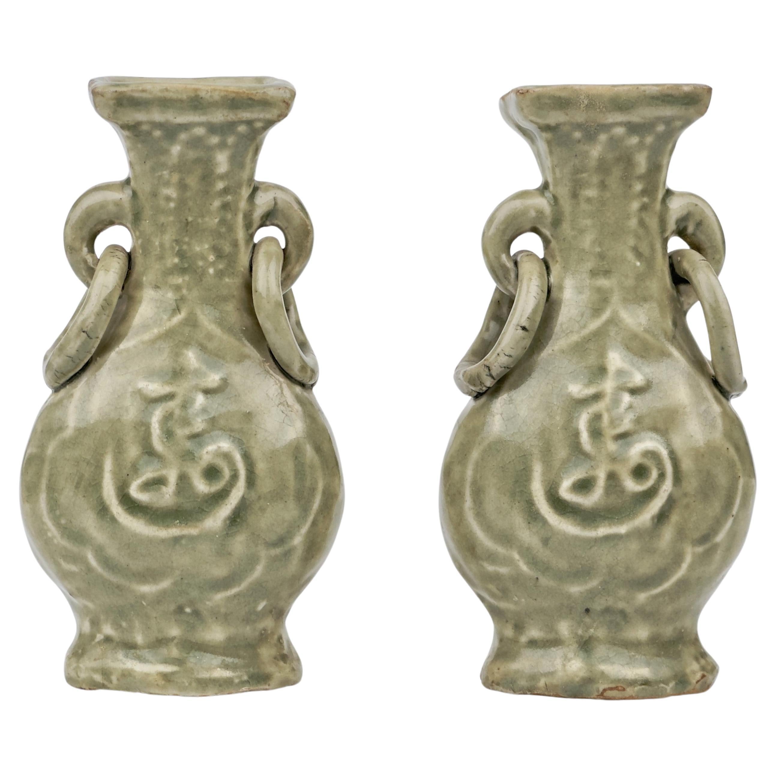 Dos juegos de jarrones moldeados de celadón longquan "Fu Shou", dinastía Ming