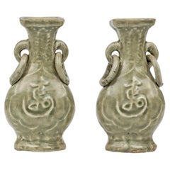 Deux ensembles de vases moulés en céladon Longquan "Fu Shou", dynastie Ming