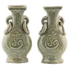 Due set di vasi Longquan Celadon modellati 
Fu Shou
, dinastia Ming
