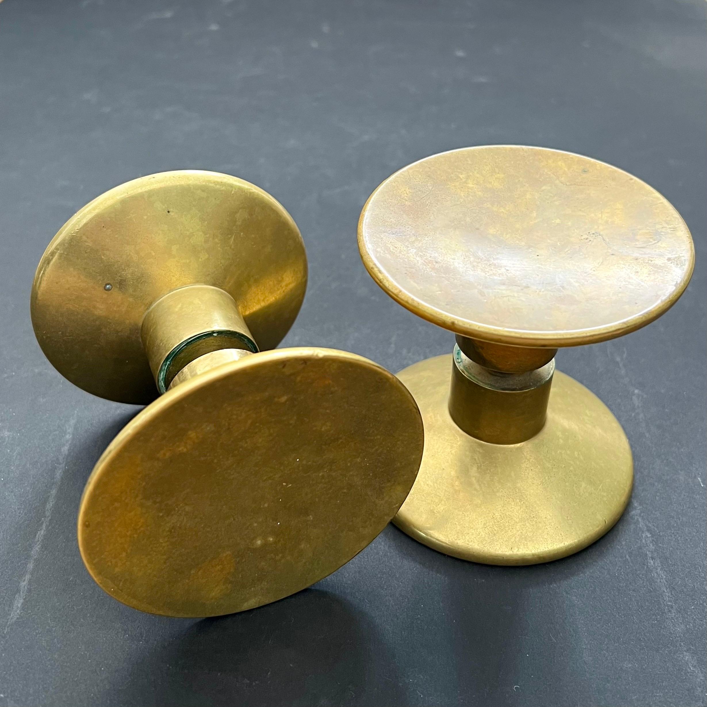 Two mid-size circular push-and-pull door handles in bronze, mid-20th century, France, sold as shown in image 1.

Simple elegant handles, made up of two separate round pieces, held by a connecting bolt. The components are in good vintage condition
